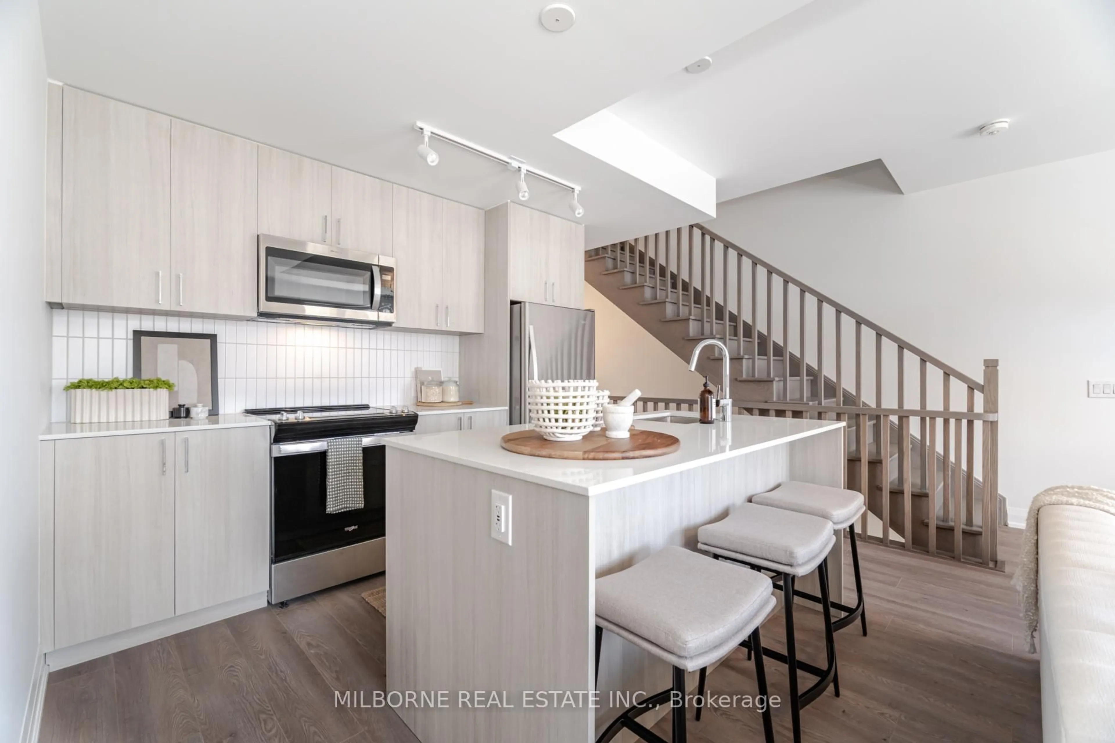 Open concept kitchen, unknown for 272 Ironside Dr, Oakville Ontario L6M 1R1