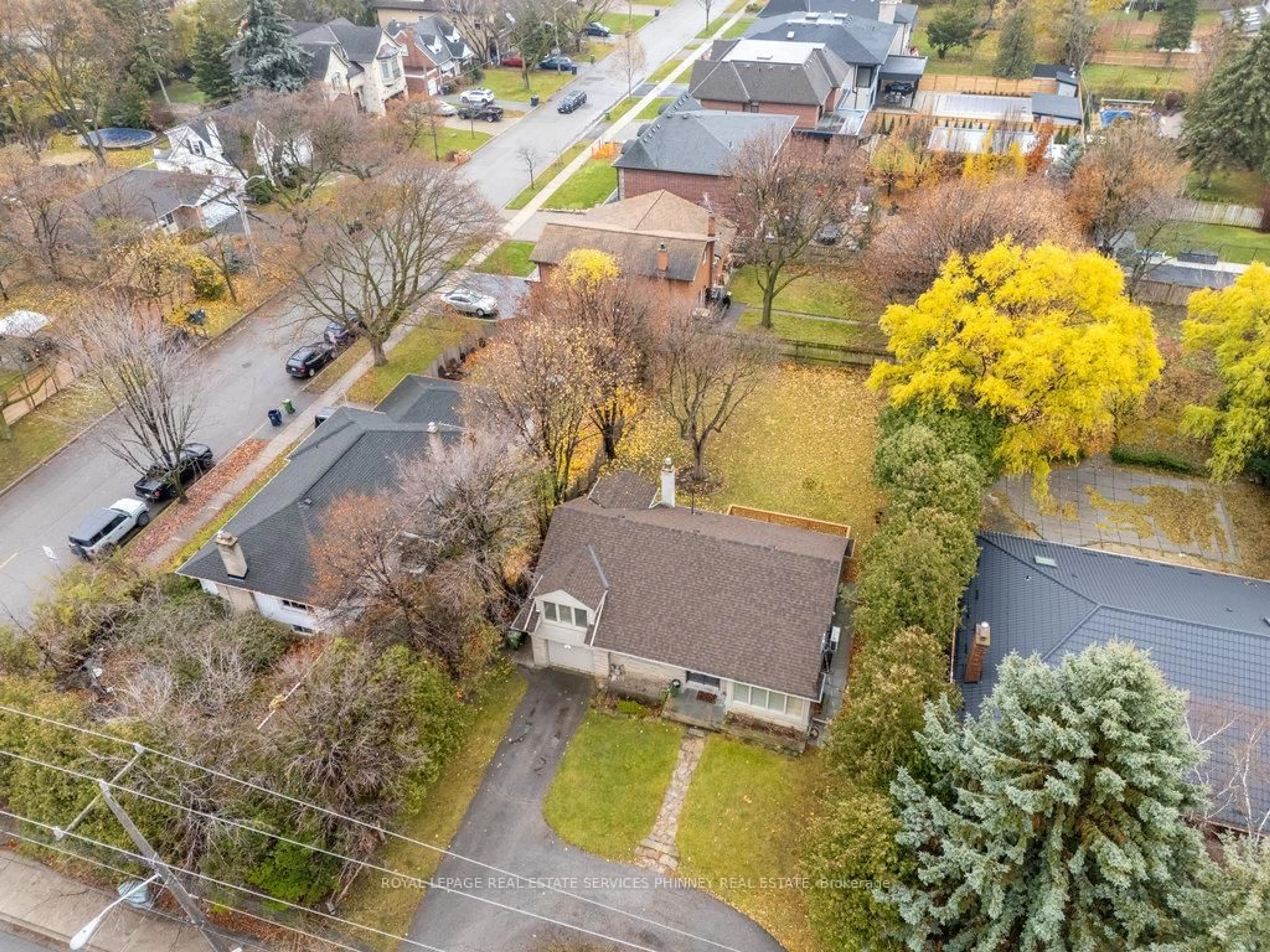 A pic from outside/outdoor area/front of a property/back of a property/a pic from drone, street for 298 Burnhamthorpe Rd, Toronto Ontario M9B 1Z8