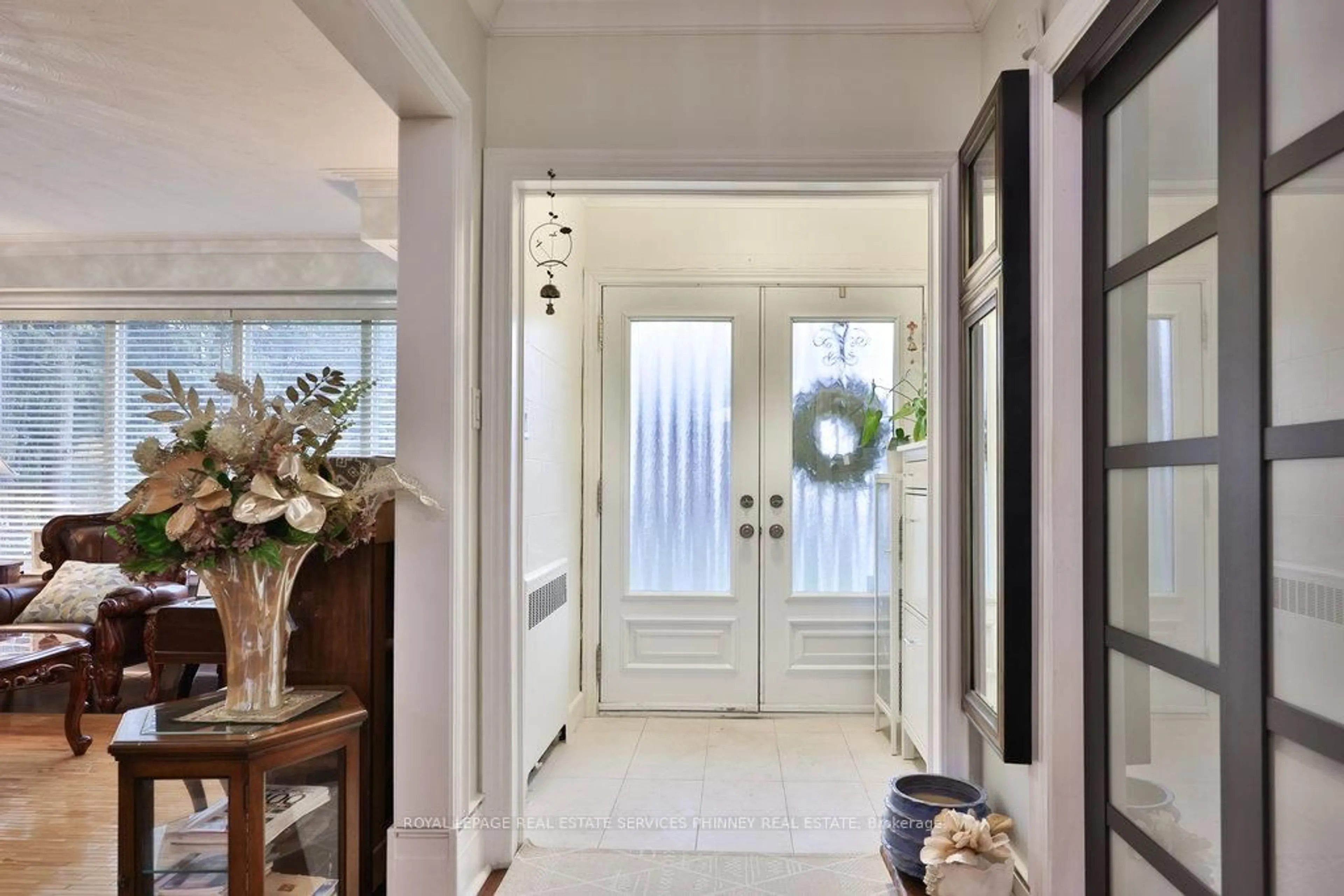 Indoor entryway for 298 Burnhamthorpe Rd, Toronto Ontario M9B 1Z8