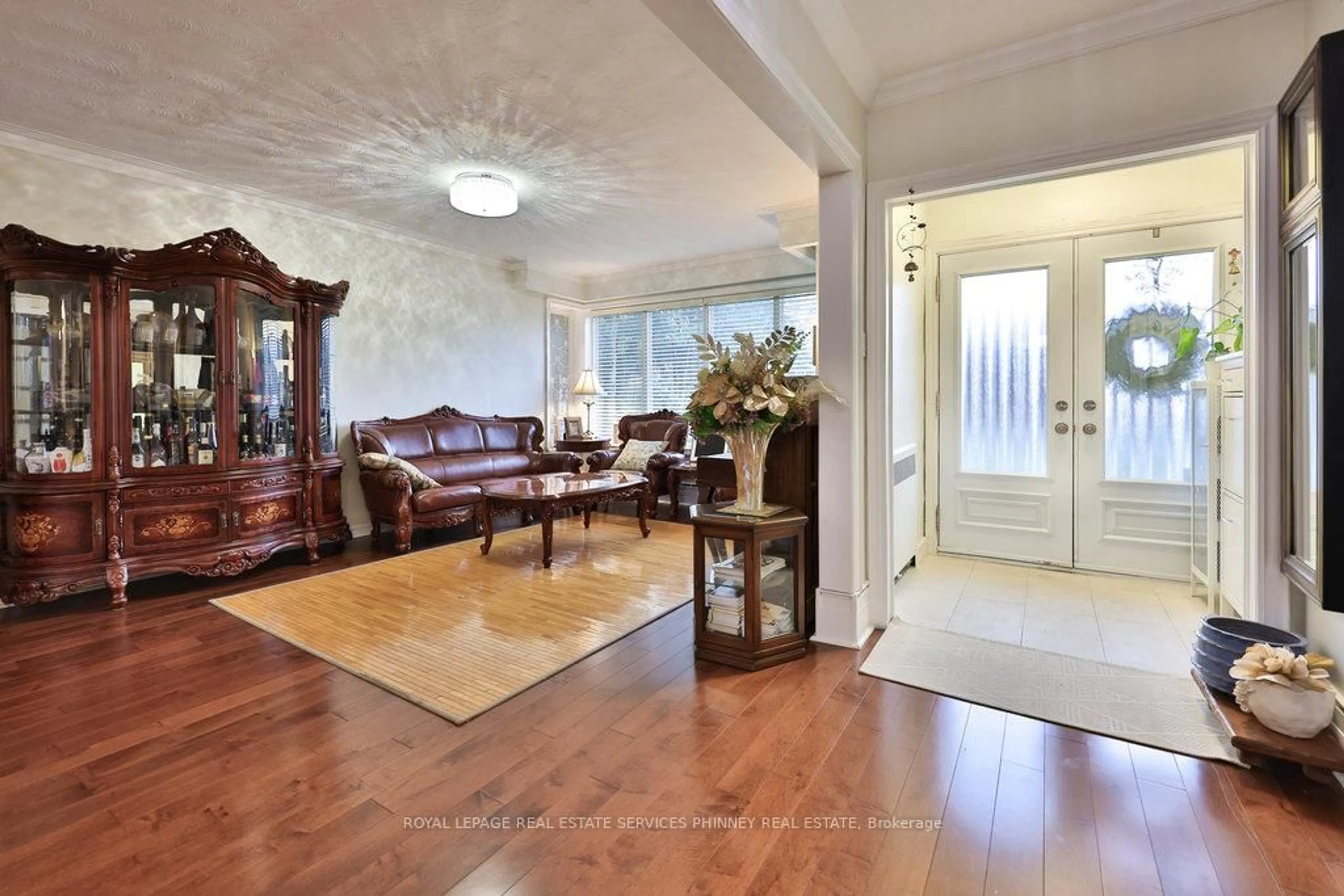 Indoor foyer for 298 Burnhamthorpe Rd, Toronto Ontario M9B 1Z8