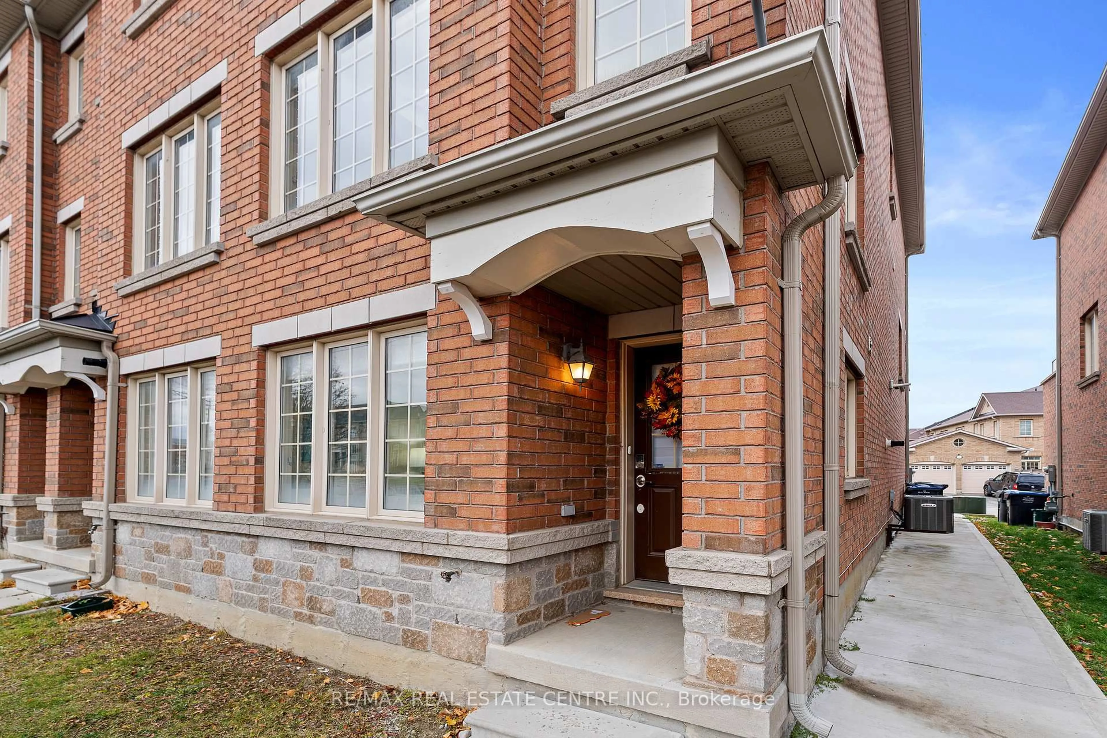 Home with brick exterior material, street for 10 Shiraz Dr, Brampton Ontario L6R 0W7
