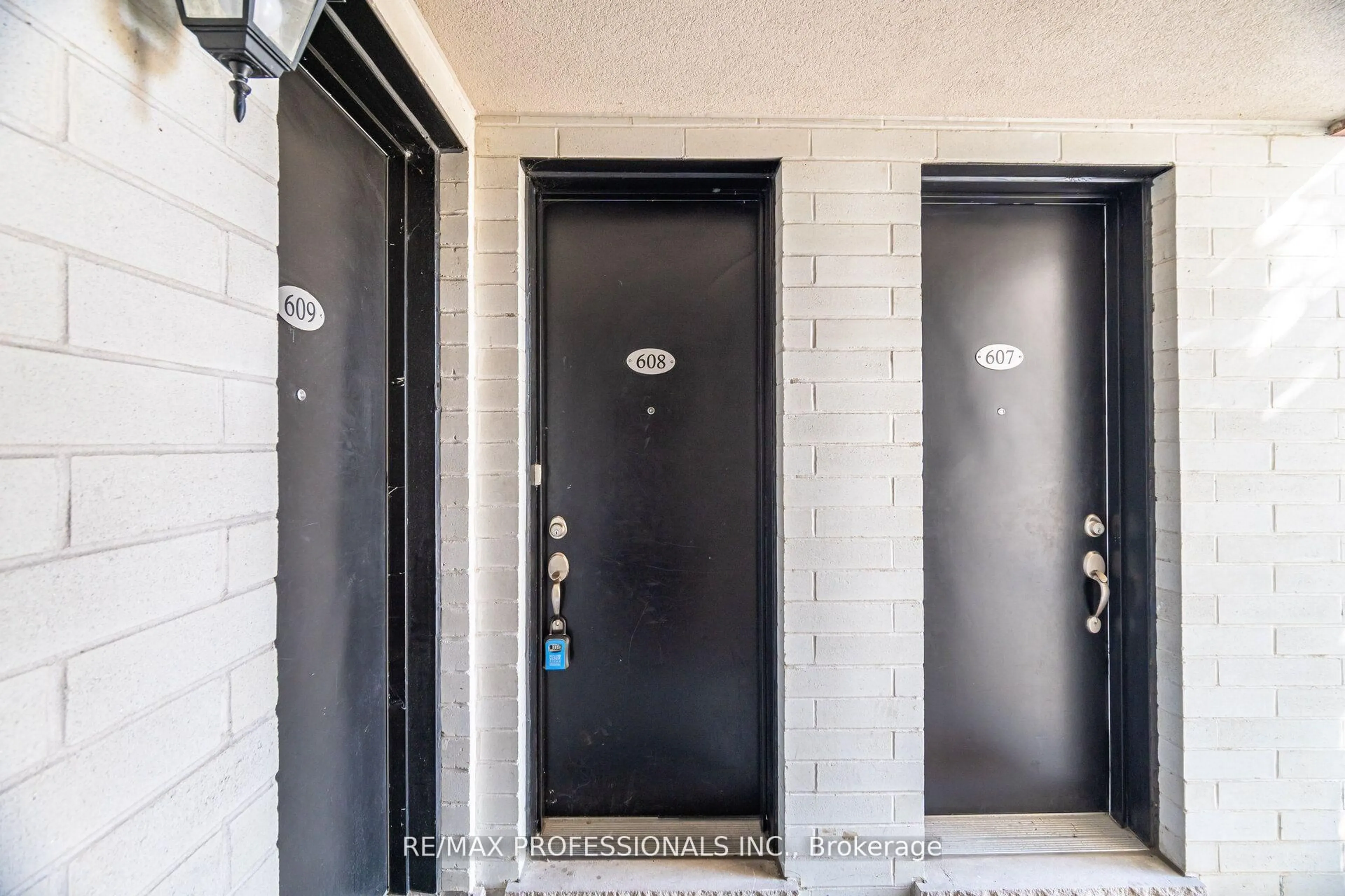 Indoor entryway for 140 Widdicombe Hill Blvd #608, Toronto Ontario M9R 0A9