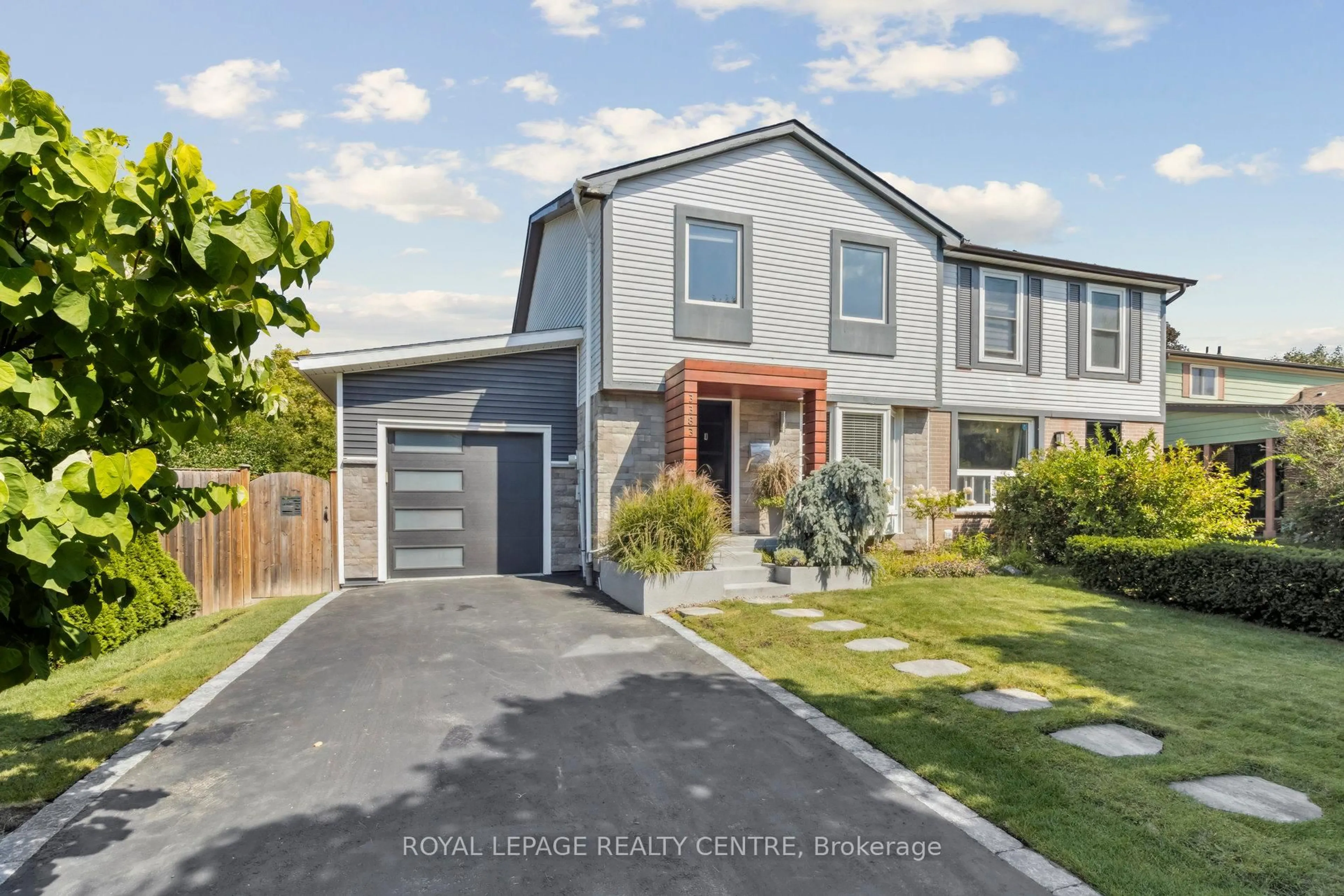 Home with vinyl exterior material, street for 3383 Tallmast Cres, Mississauga Ontario L5L 1H4