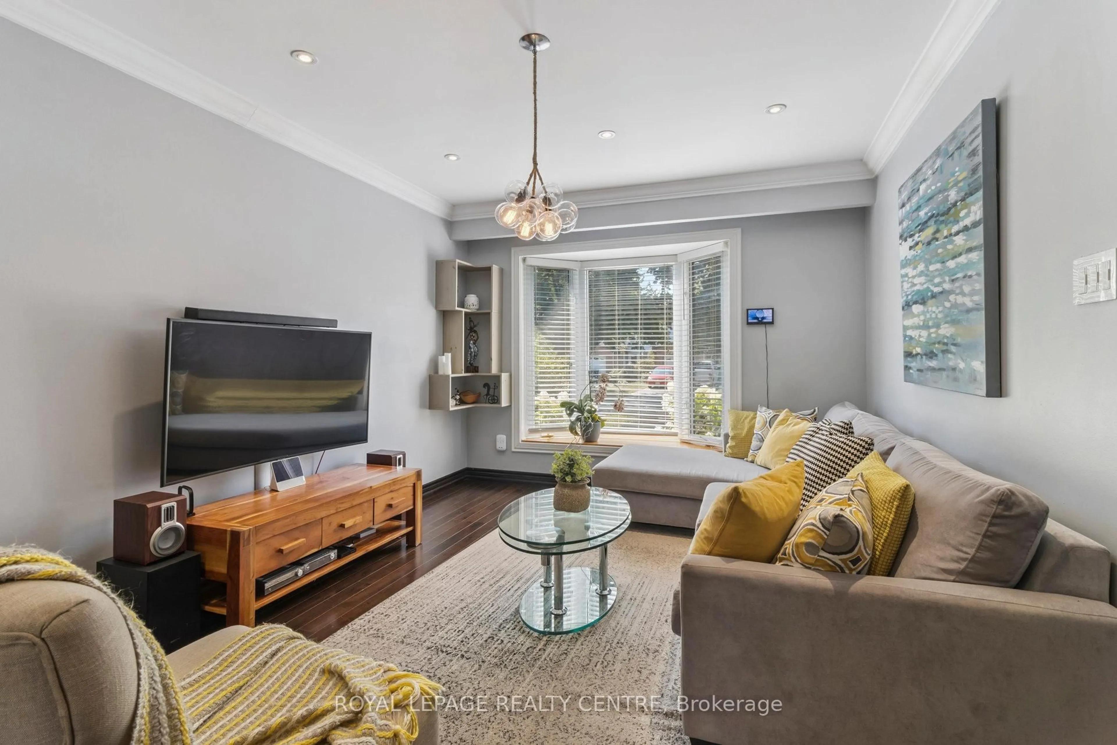 Living room with furniture, unknown for 3383 Tallmast Cres, Mississauga Ontario L5L 1H4