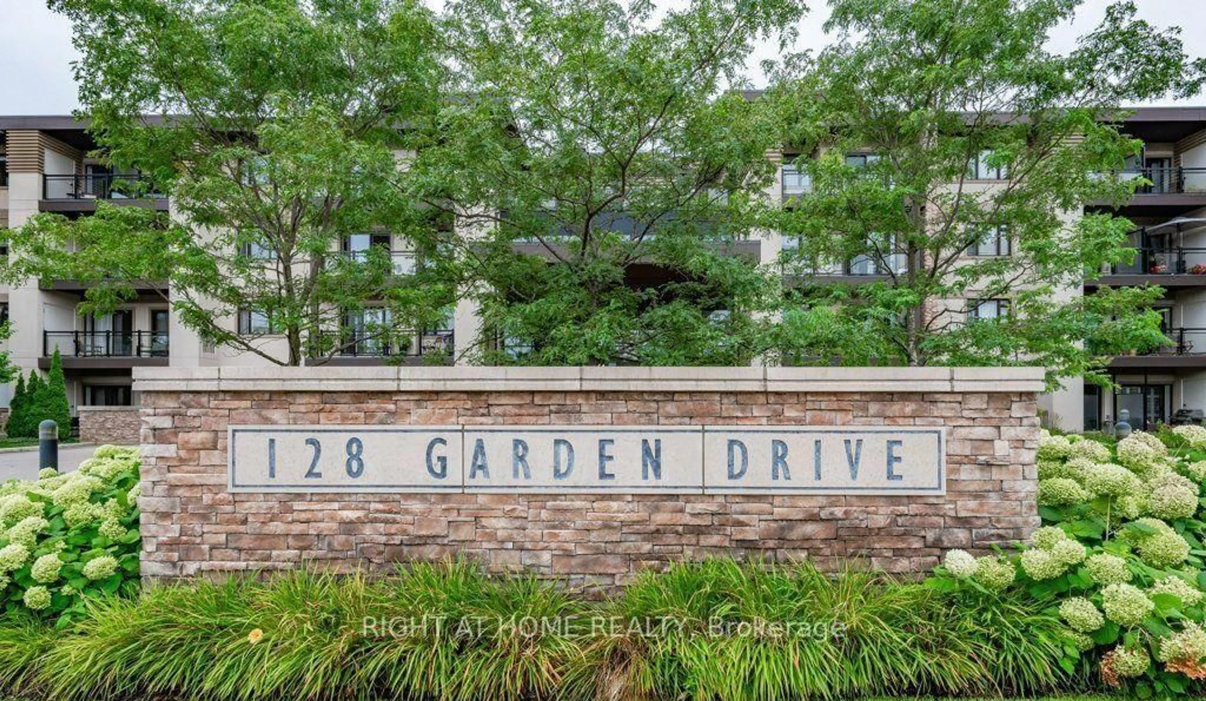 Indoor foyer for 128 Garden Dr #419, Oakville Ontario L6K 2W5