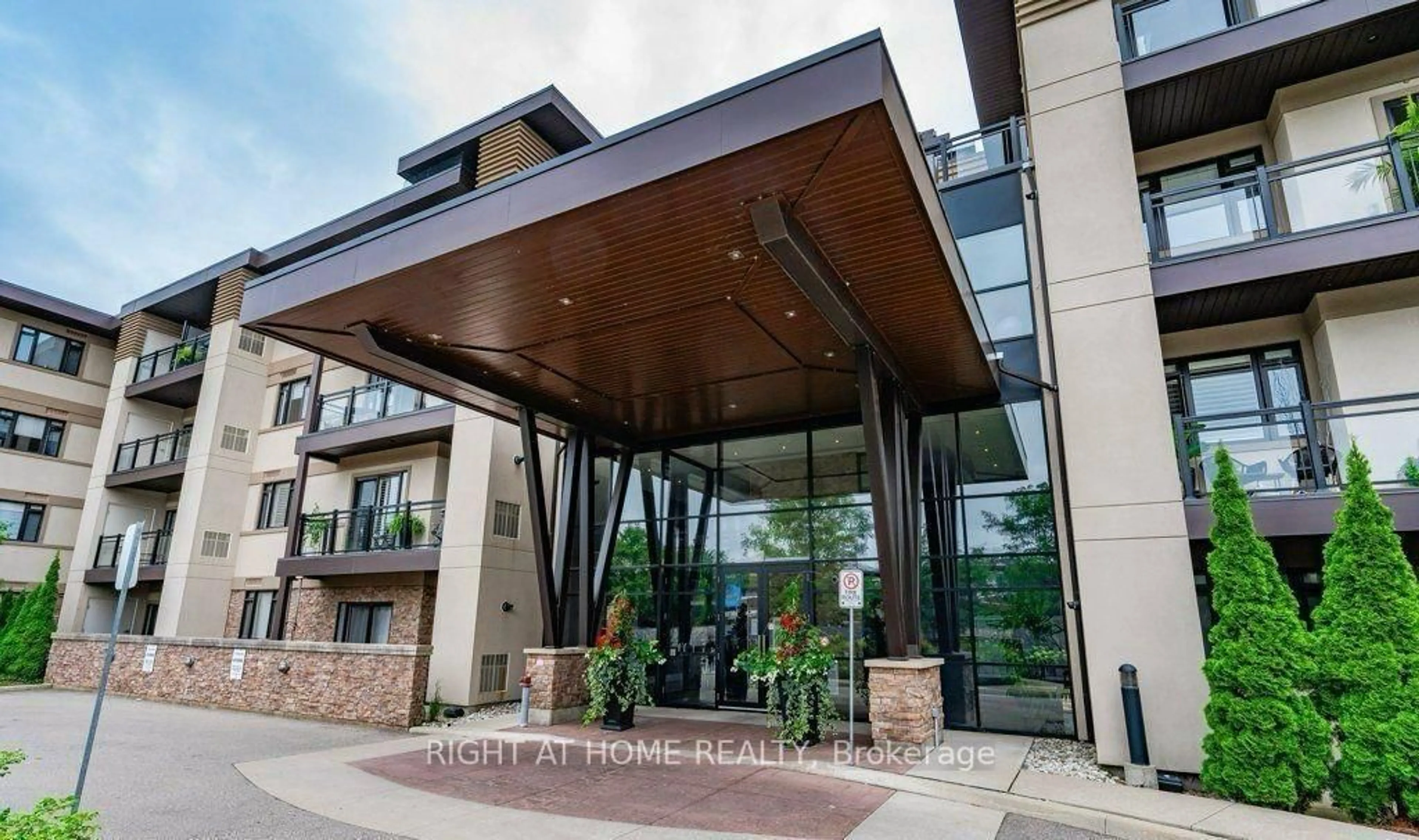 Indoor foyer for 128 Garden Dr #419, Oakville Ontario L6K 2W5