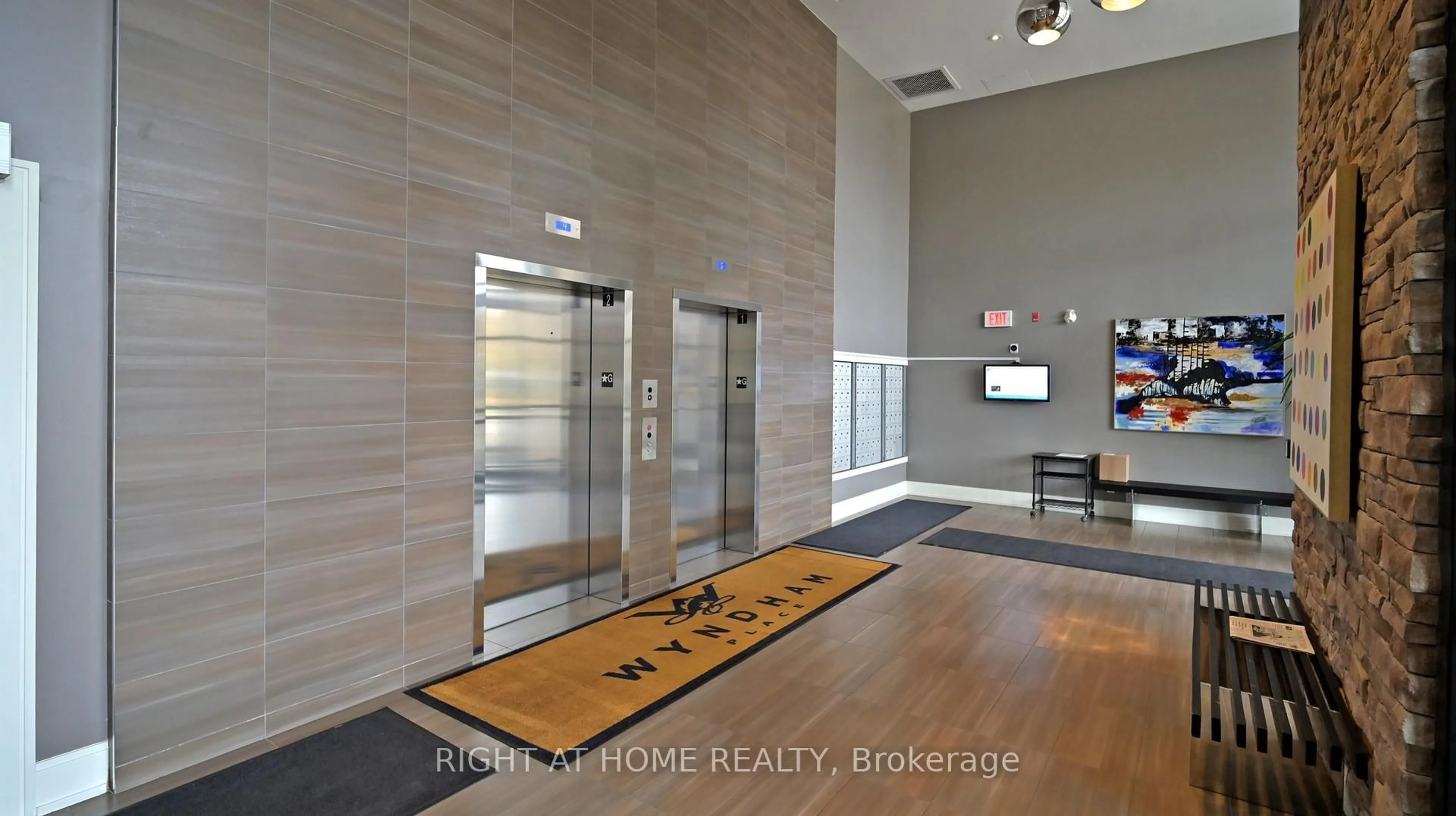 Indoor foyer for 128 Garden Dr #419, Oakville Ontario L6K 2W5