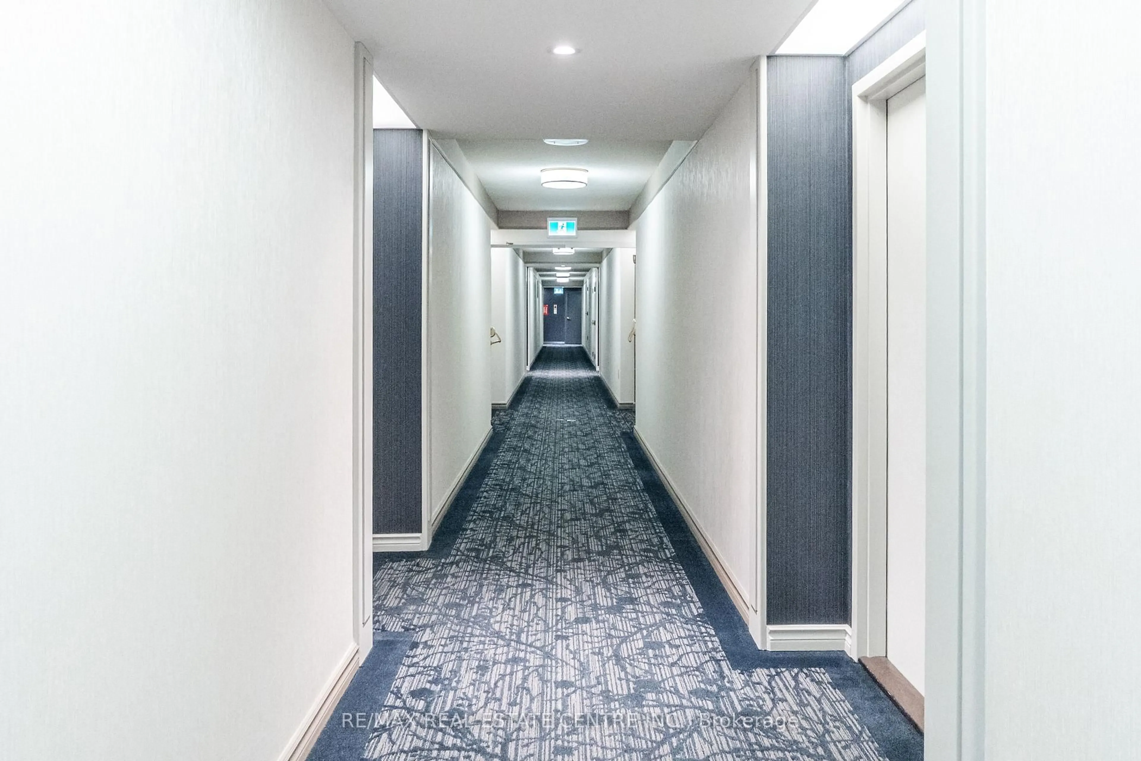 Indoor foyer for 20 Cherrytree Dr #802, Brampton Ontario L6Y 3V1