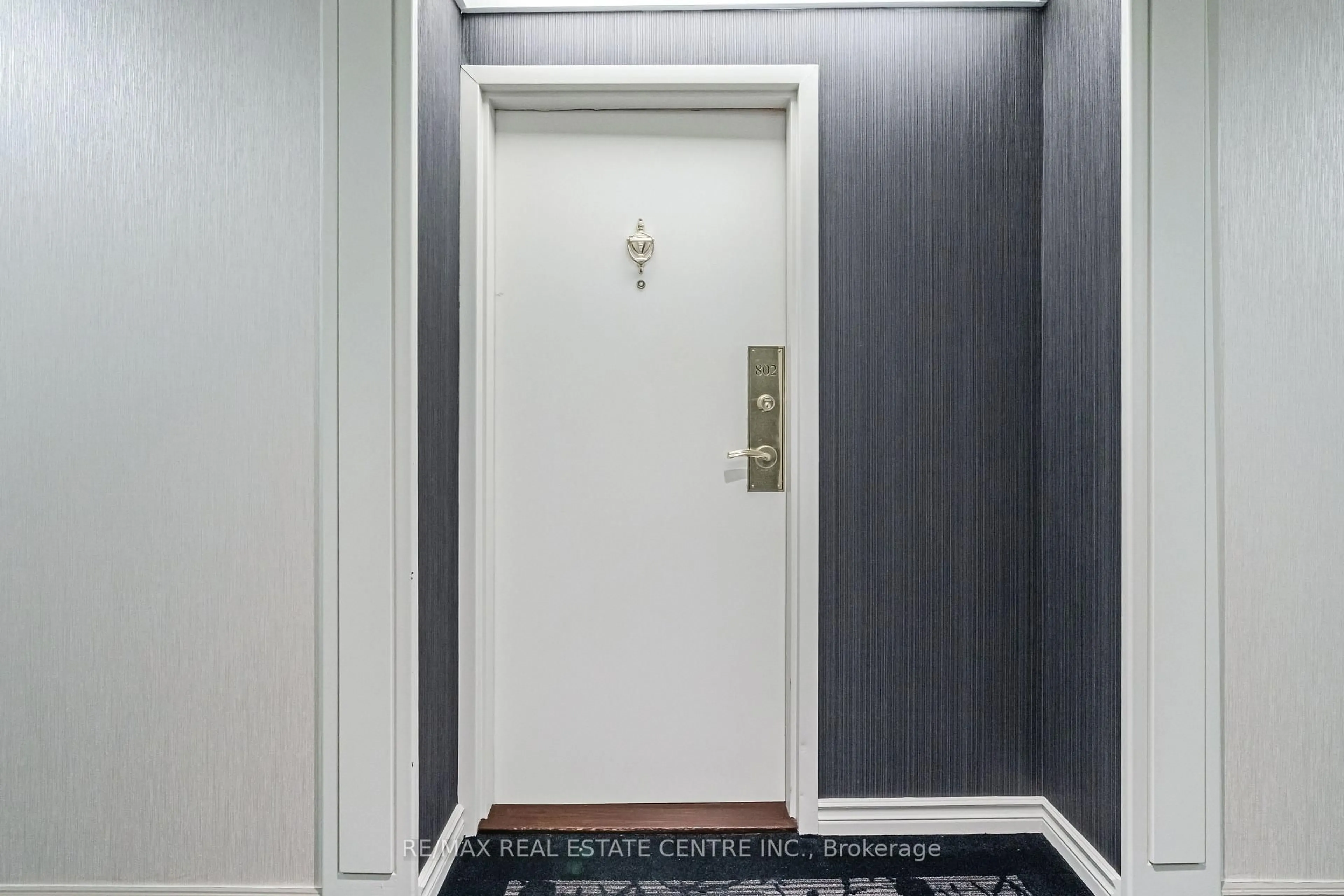 Indoor foyer for 20 Cherrytree Dr #802, Brampton Ontario L6Y 3V1