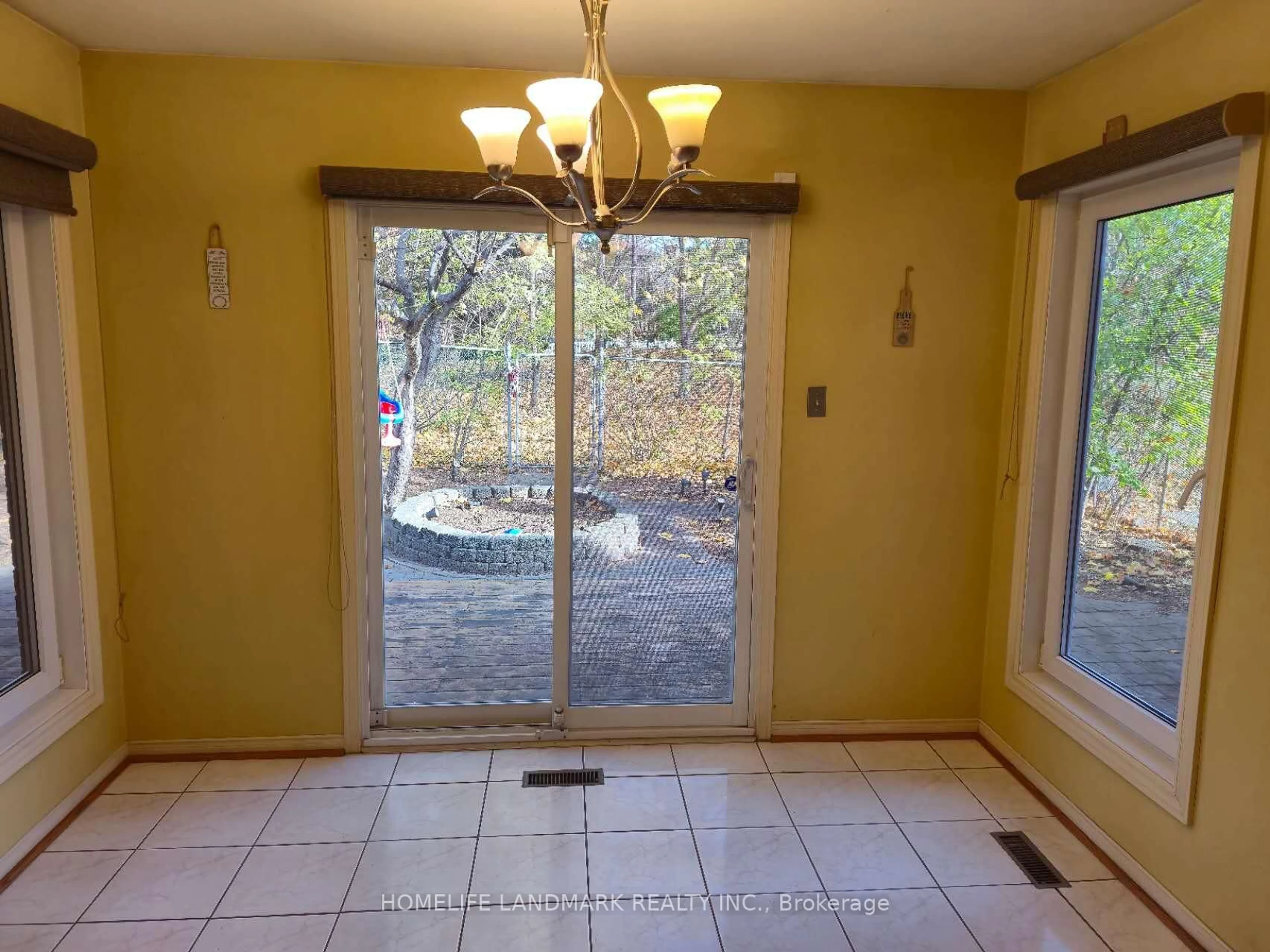 Indoor entryway for 4201 Wakefield Cres, Mississauga Ontario L5C 4M2