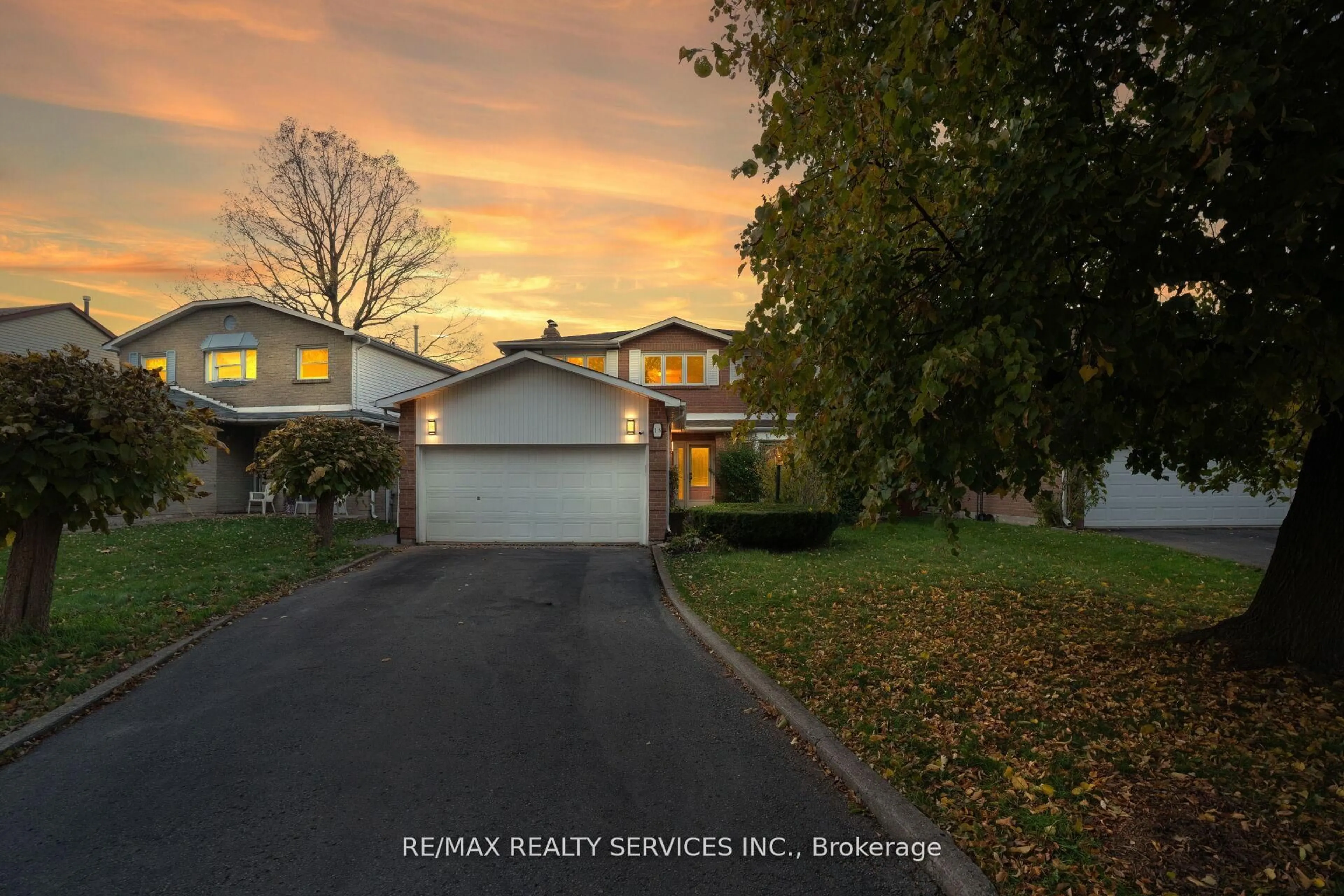 A pic from outside/outdoor area/front of a property/back of a property/a pic from drone, street for 18 Mitchell Ave, Brampton Ontario L6Z 1H3