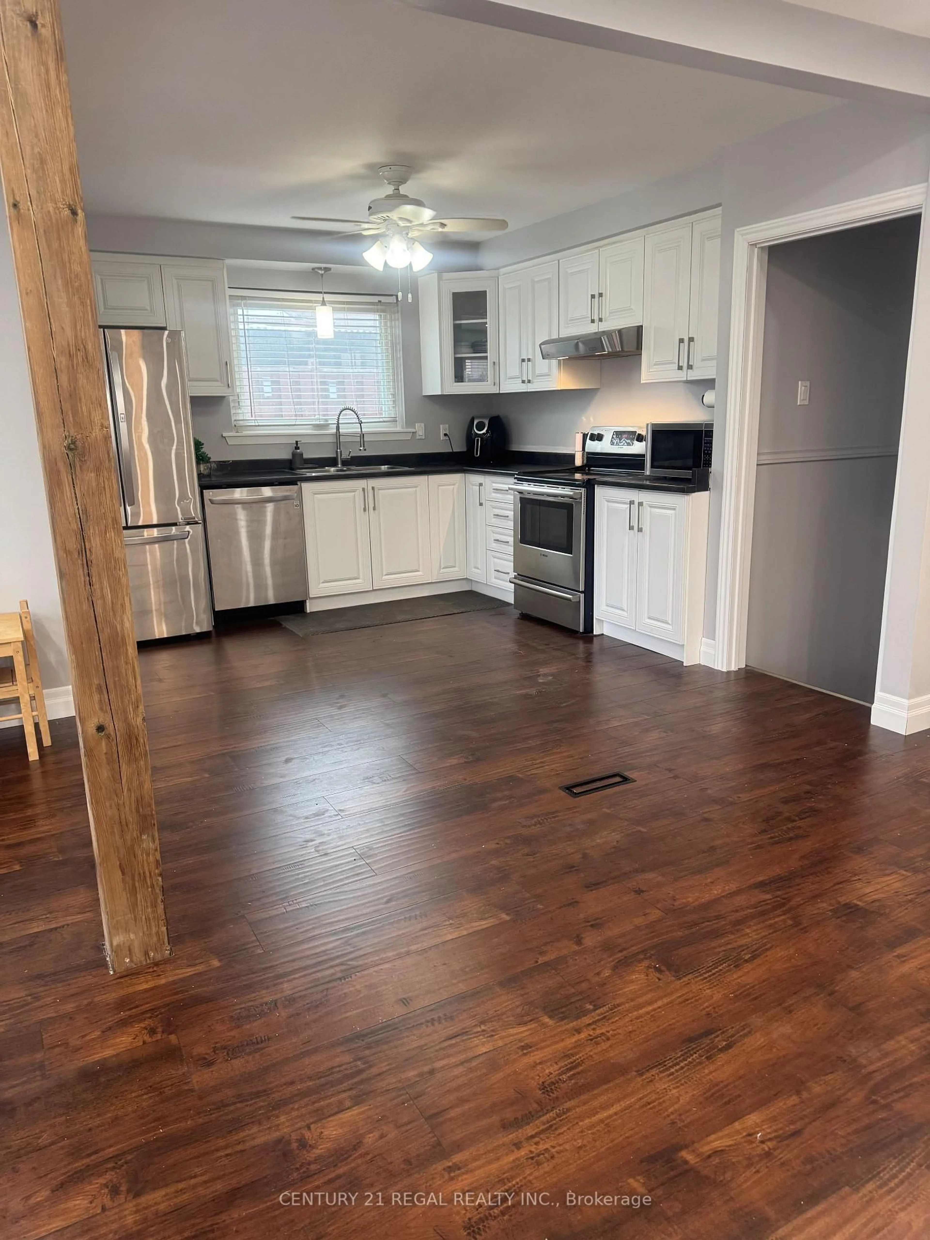 Open concept kitchen, wood/laminate floor for 109 Brentwood Dr, Brampton Ontario L6T 1R1