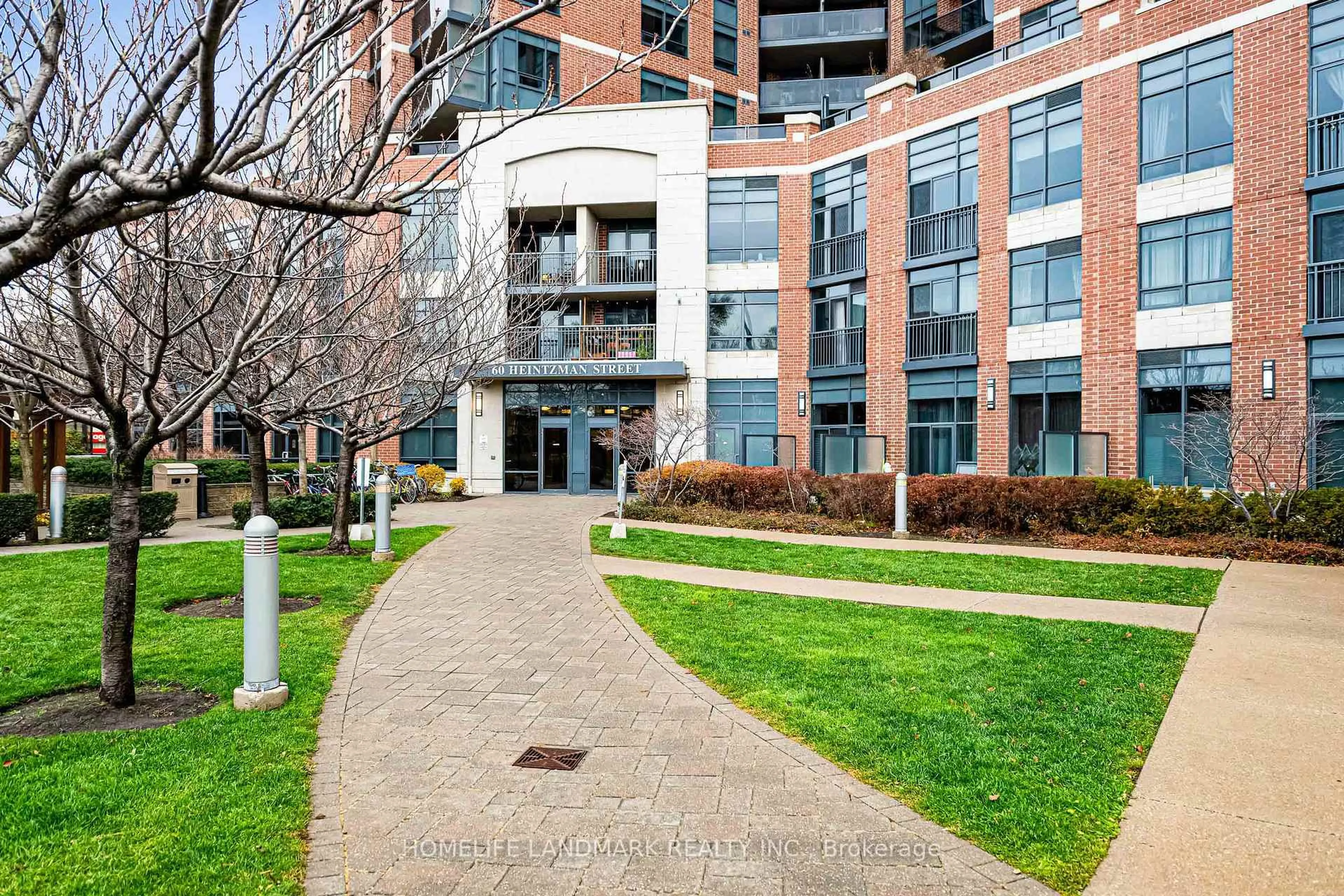 Indoor foyer for 60 Heintzman St #2403, Toronto Ontario M6P 5A1