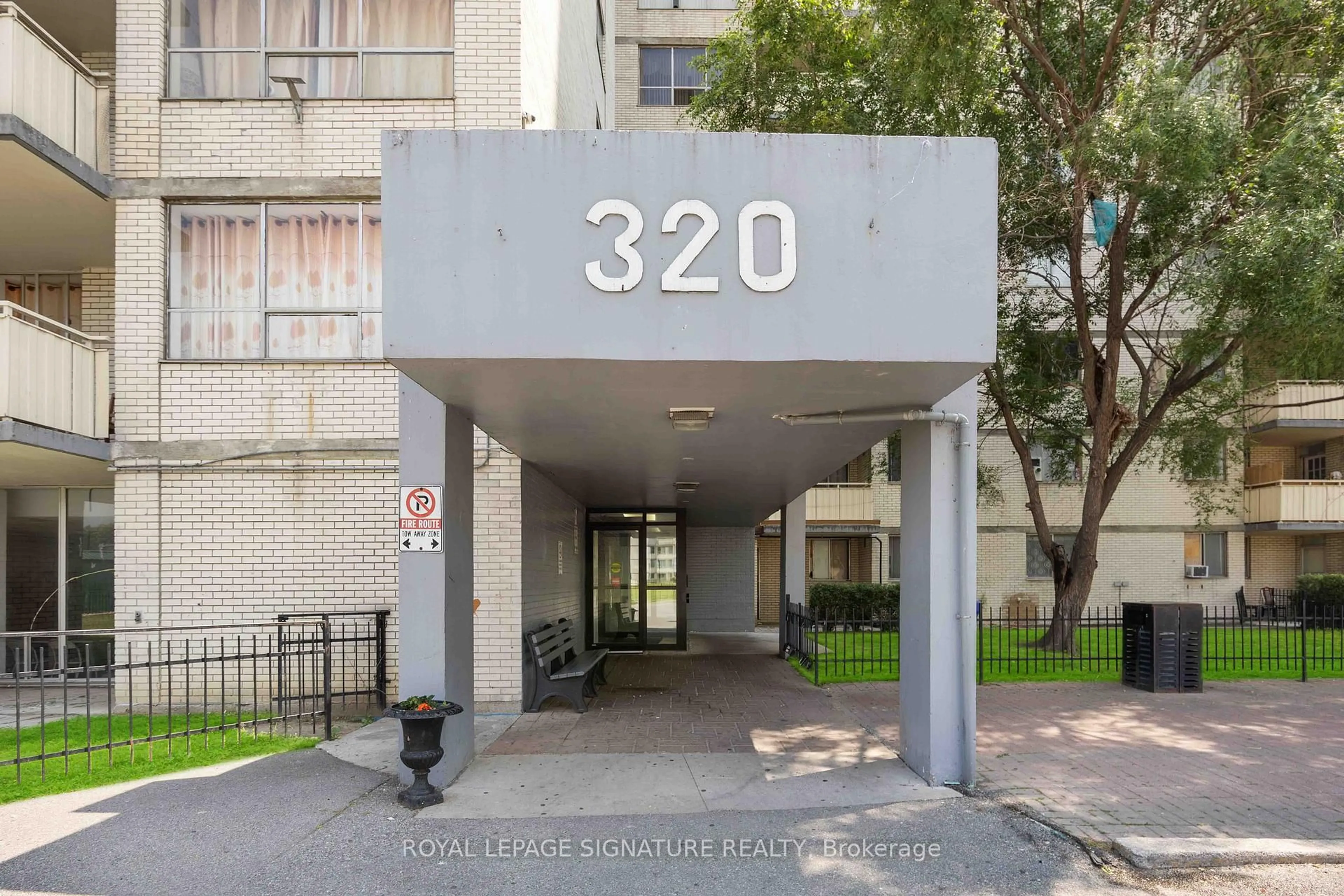 Indoor foyer for 320 Dixon Rd #2315, Toronto Ontario M9R 1S8