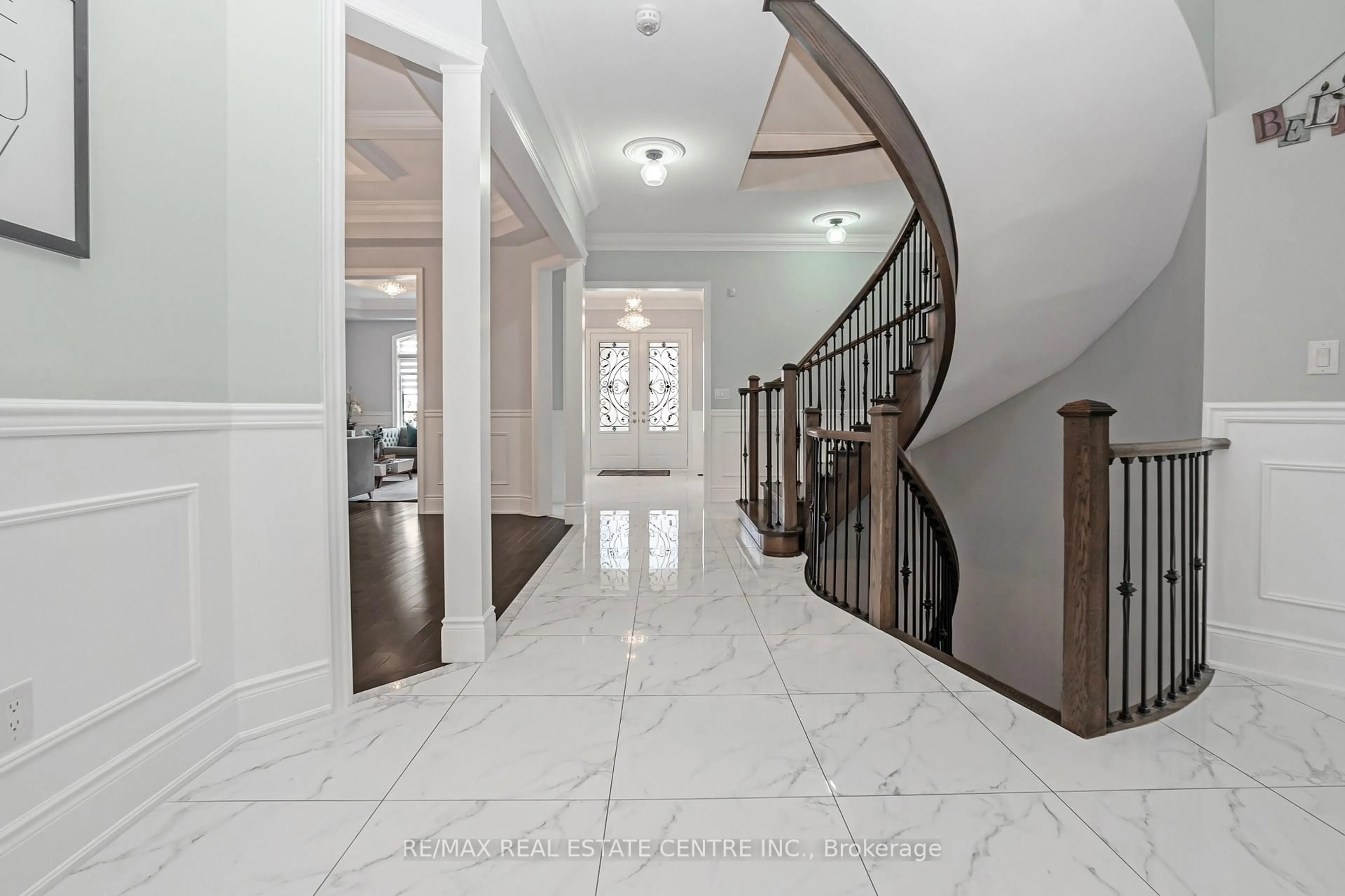 Indoor foyer for 102 Belladonna Circ, Brampton Ontario L6P 4B6