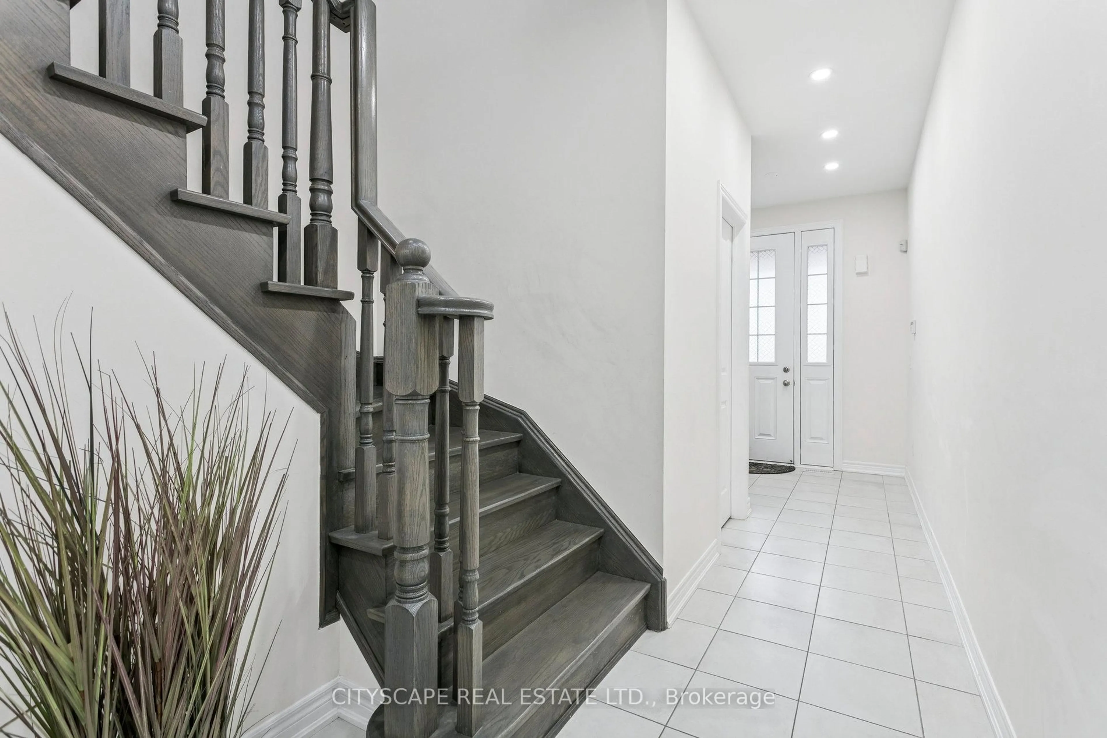 Indoor entryway for 72 Finegan Circ, Brampton Ontario L7A 4Z8