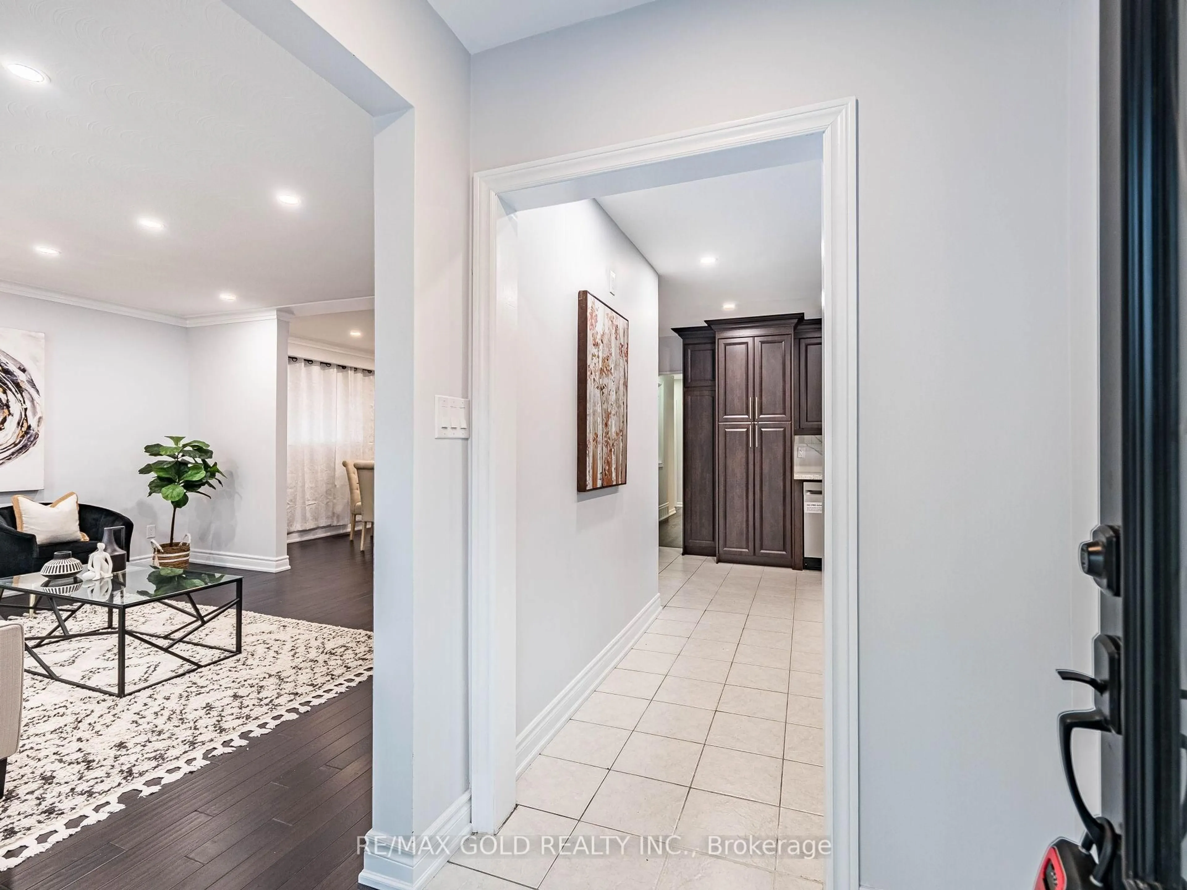 Indoor entryway for 179 Elizabeth St, Brampton Ontario L6Y 1R8