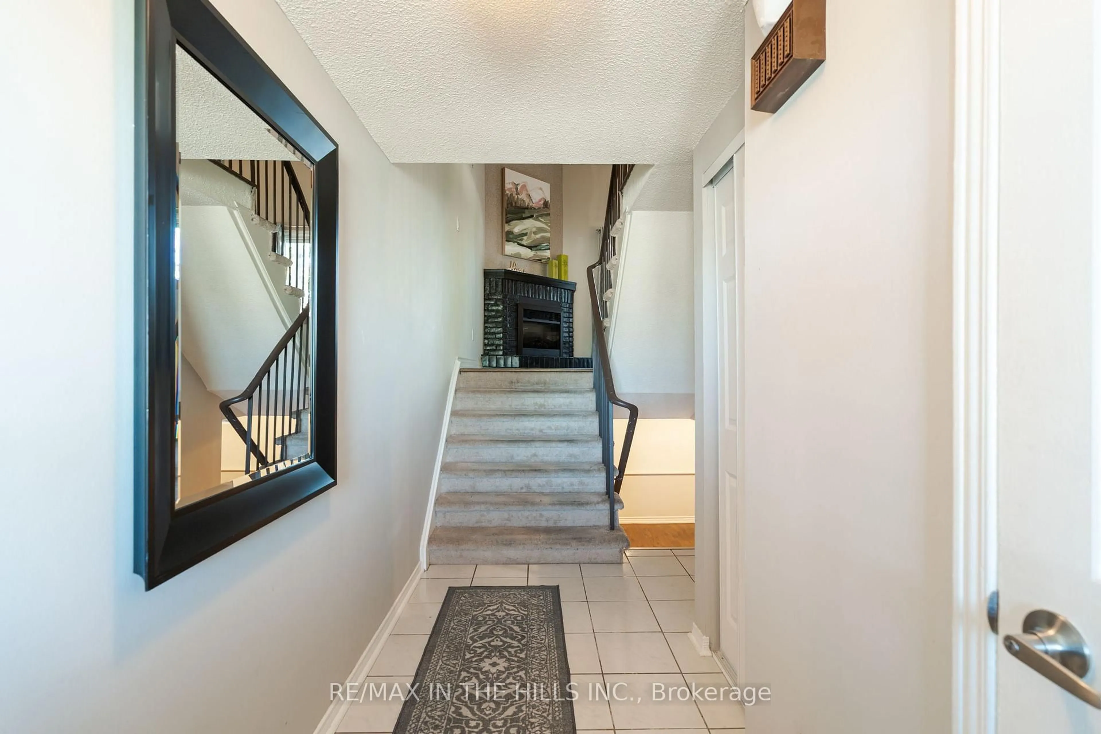 Indoor entryway for 3360 Council Ring Rd #57, Mississauga Ontario L5L 2E4