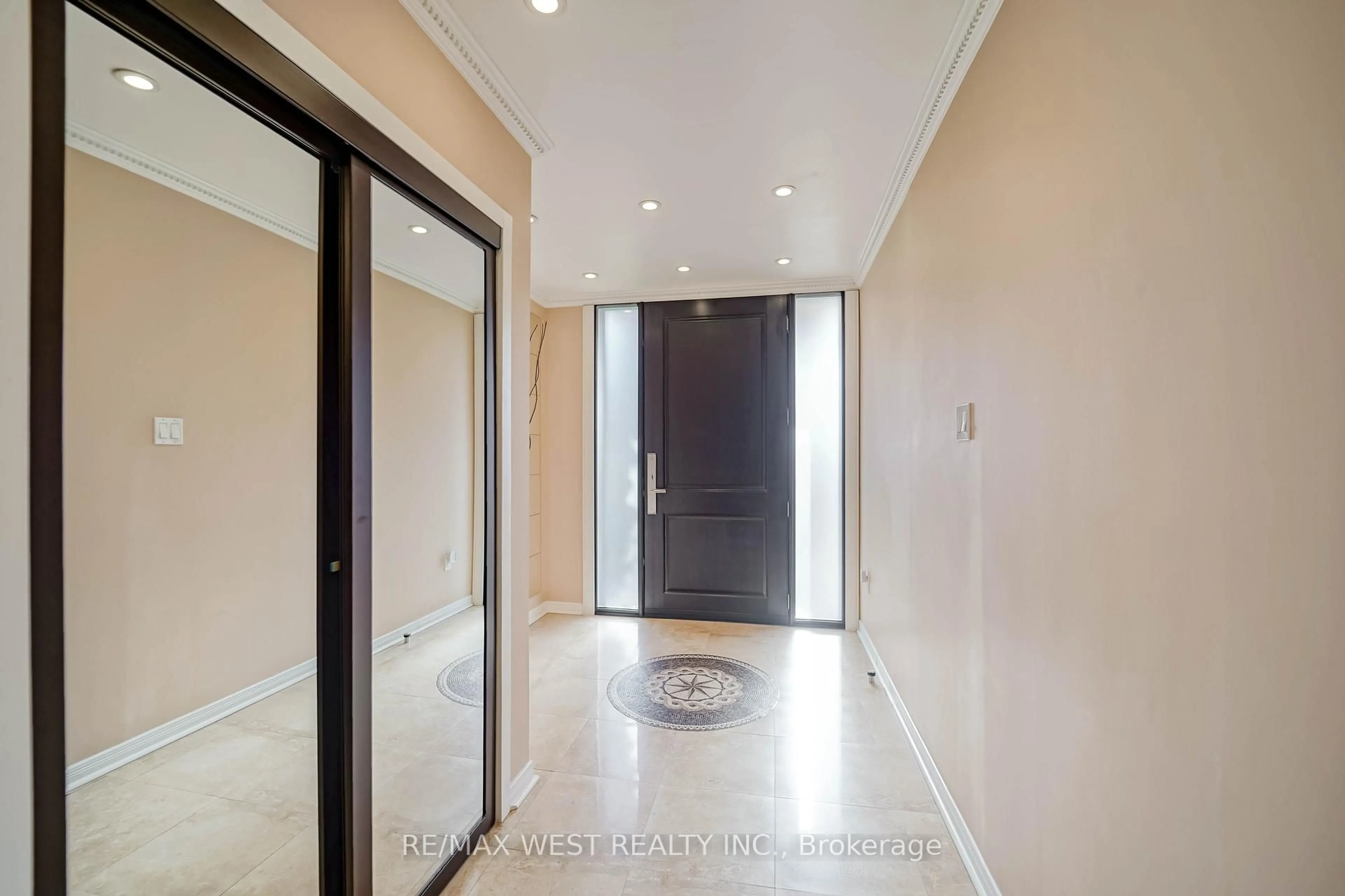 Indoor foyer for 17 Clay Crt, Toronto Ontario M9A 4S2