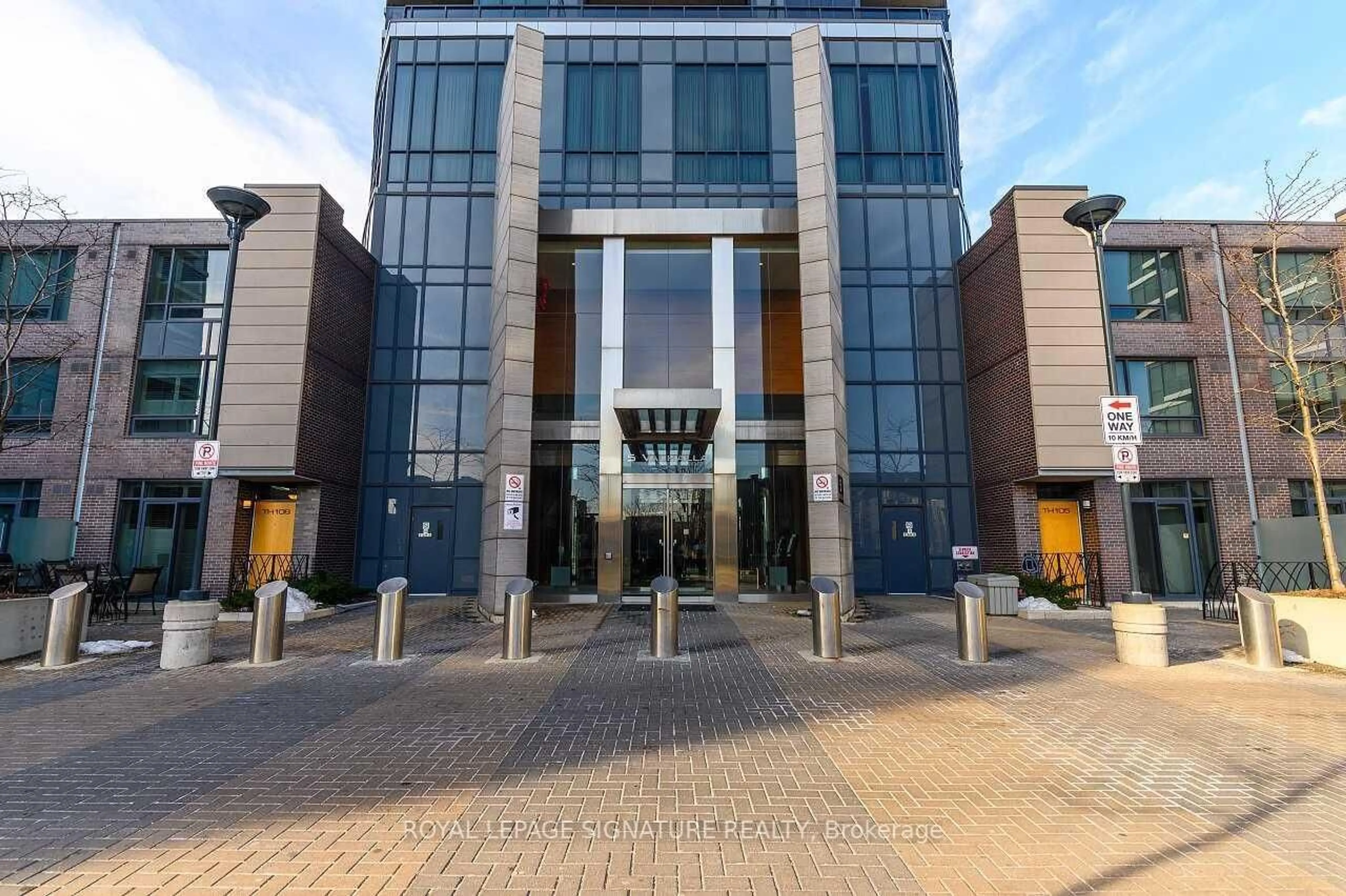 Indoor foyer for 5 Valhalla Inn Rd #2405, Toronto Ontario M9B 0B1