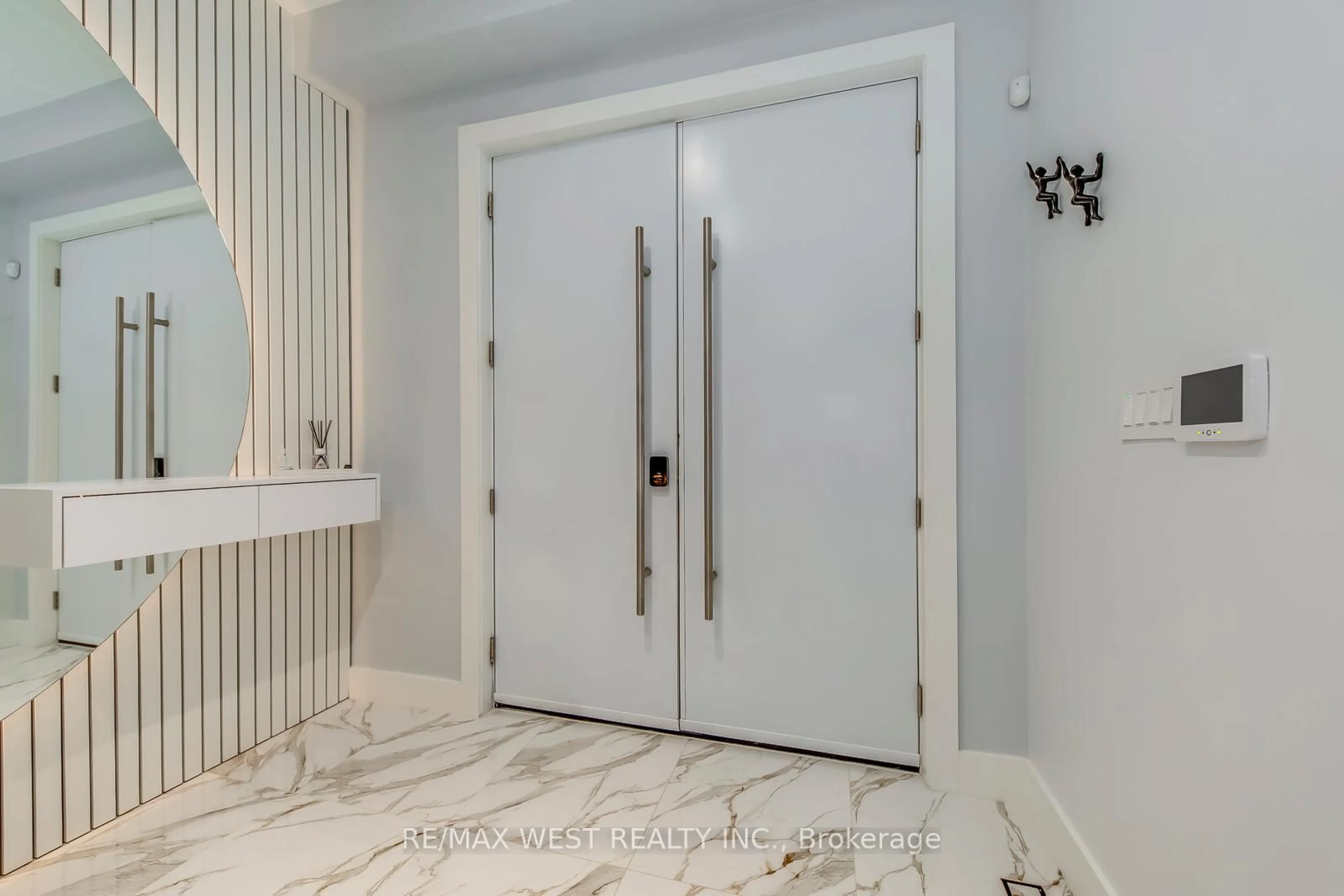 Indoor entryway for 6 Creston Rd, Toronto Ontario M6A 1J1