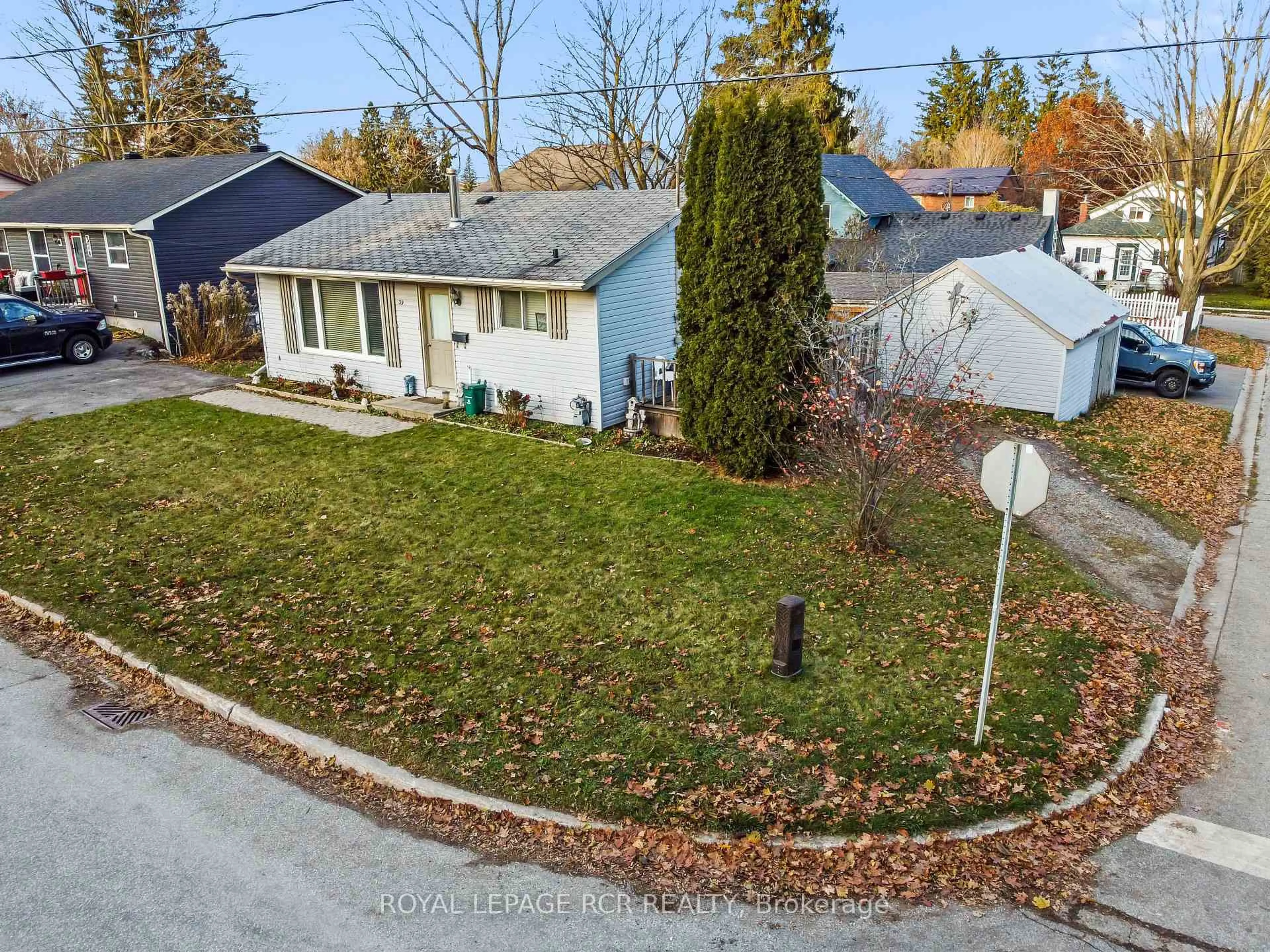 A pic from outside/outdoor area/front of a property/back of a property/a pic from drone, street for 39 John St, Orangeville Ontario L9W 2P4