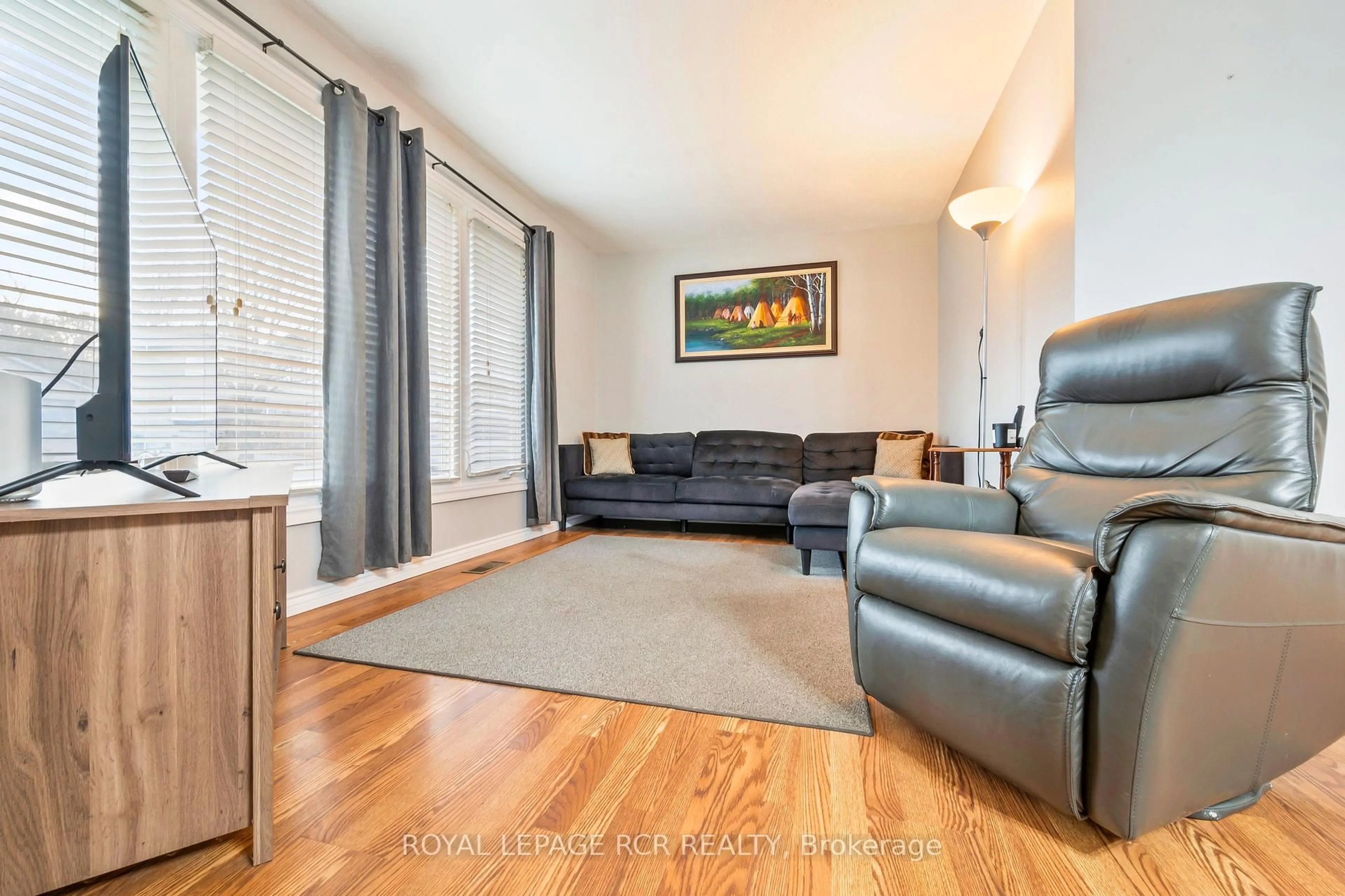 Living room with furniture, unknown for 39 John St, Orangeville Ontario L9W 2P4