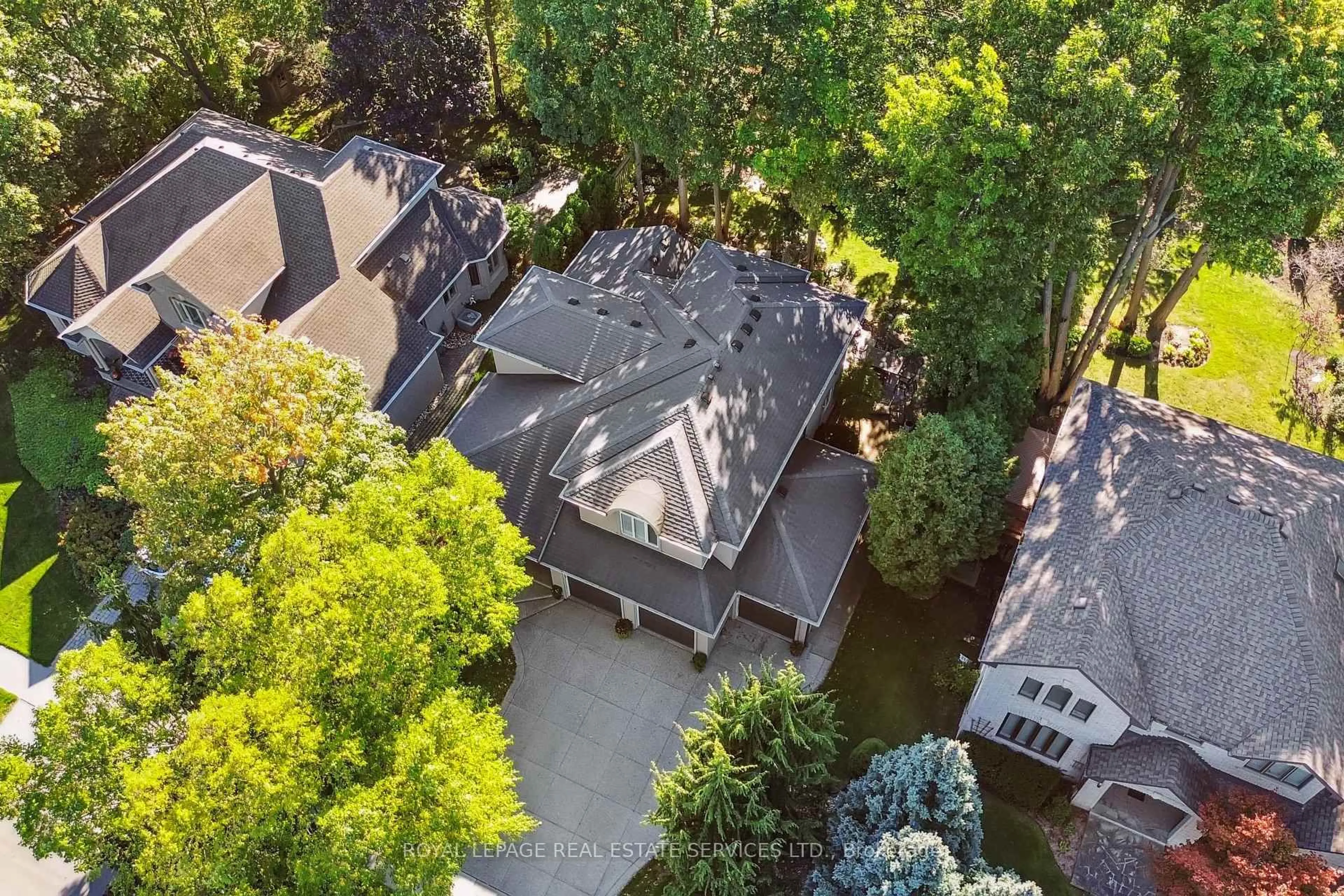 A pic from outside/outdoor area/front of a property/back of a property/a pic from drone, street for 1091 Forestvale Dr, Burlington Ontario L7P 4W4