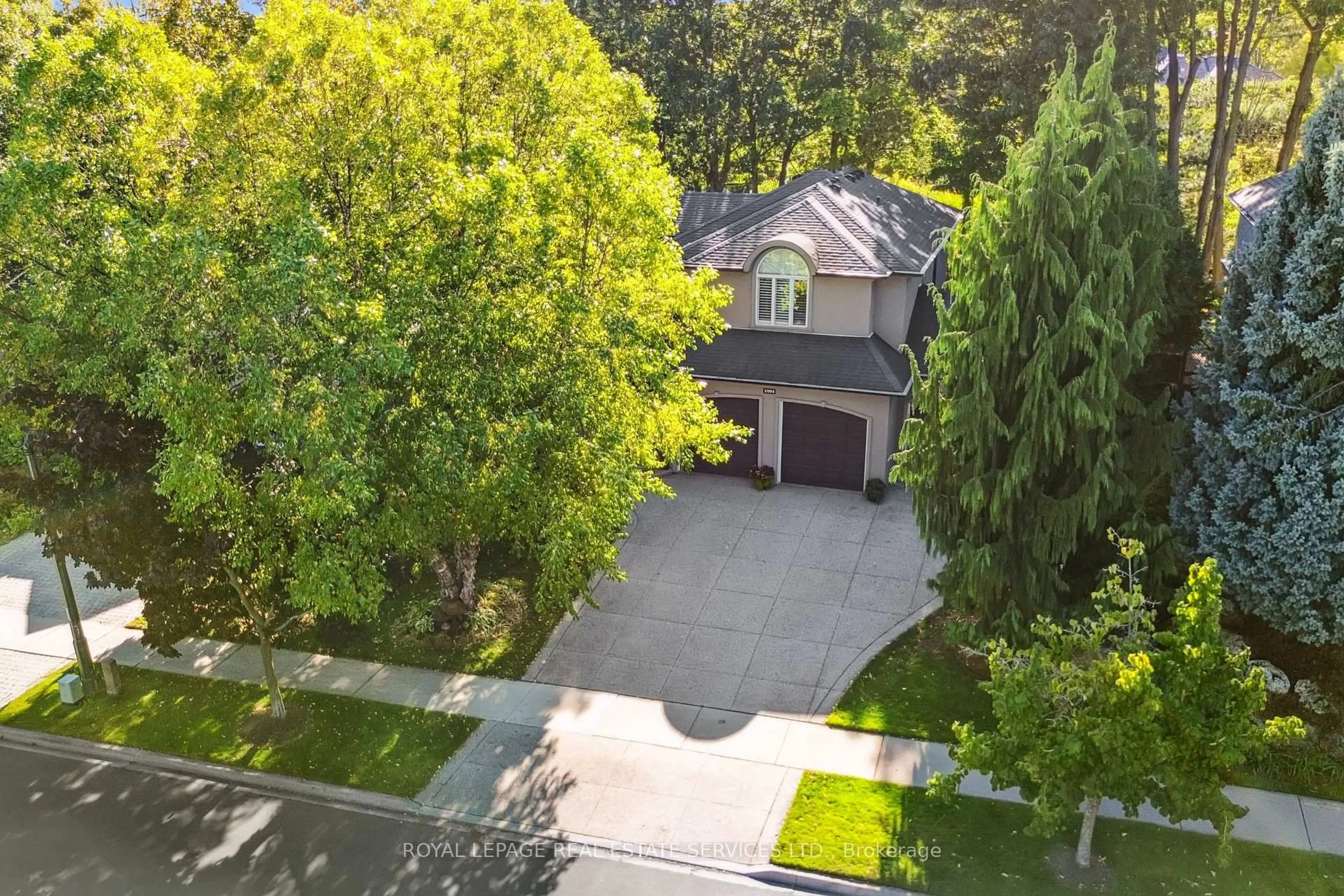 A pic from outside/outdoor area/front of a property/back of a property/a pic from drone, street for 1091 Forestvale Dr, Burlington Ontario L7P 4W4
