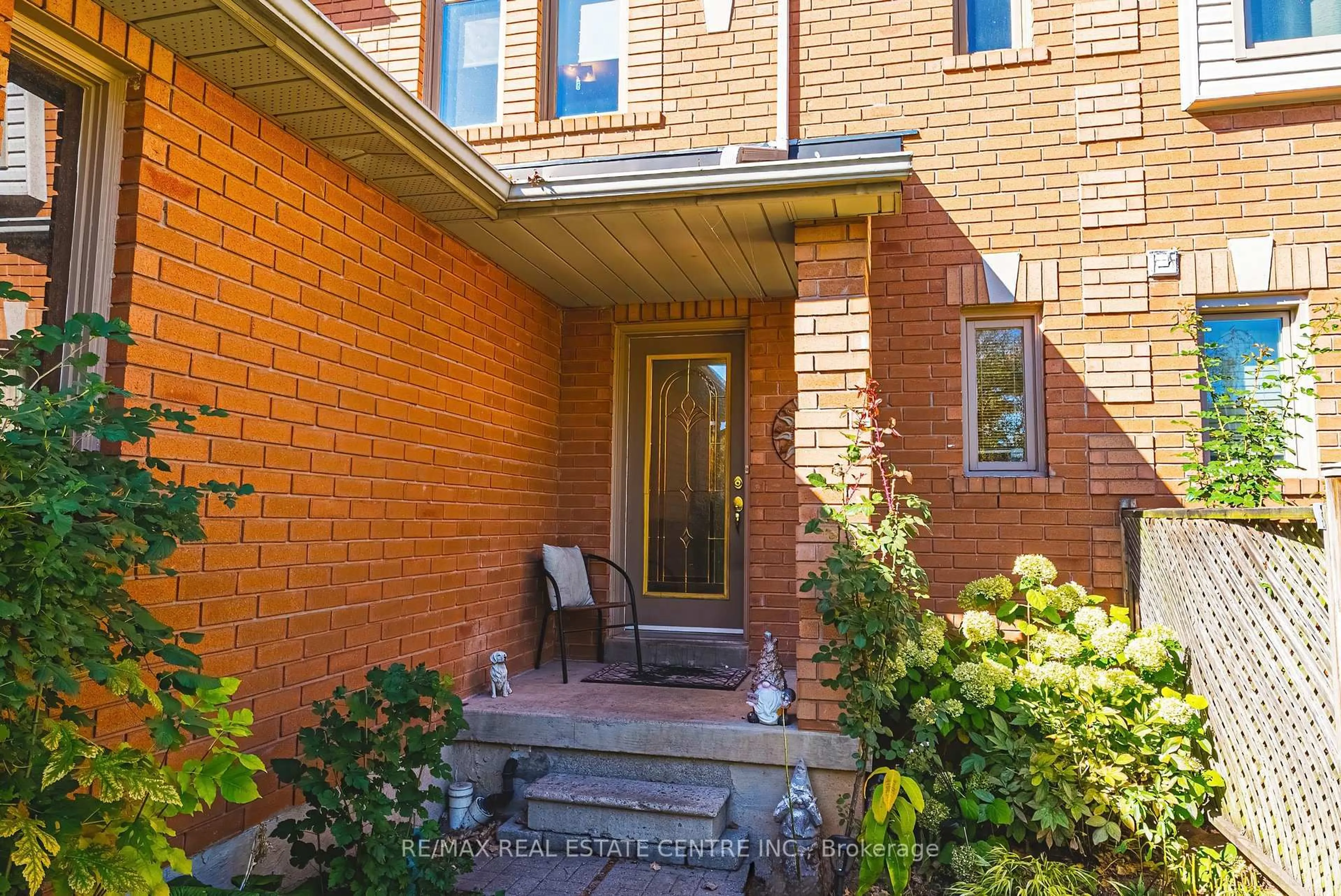 Home with brick exterior material, street for 487 Taylor Cres, Burlington Ontario L7L 6G2