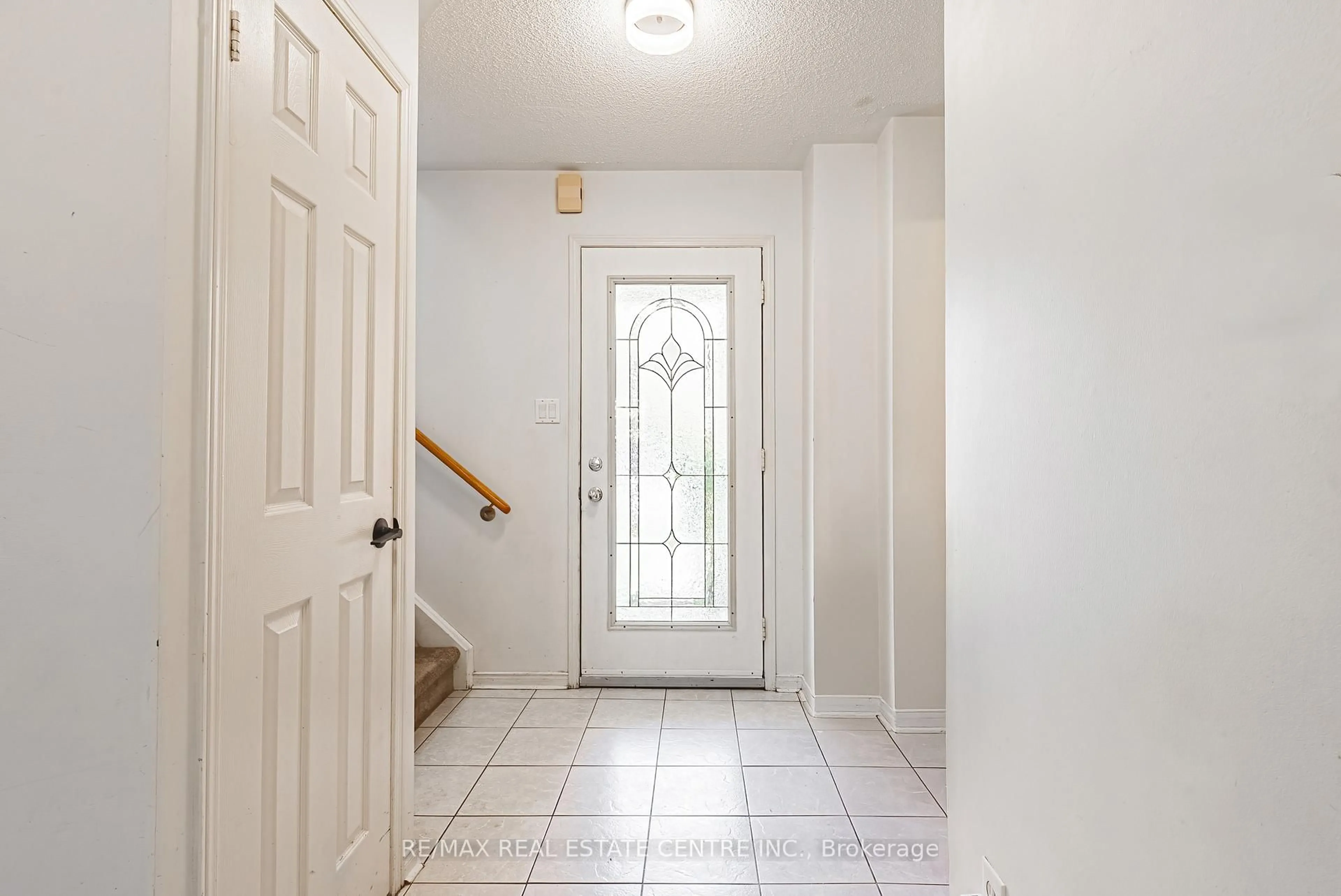 Indoor entryway for 487 Taylor Cres, Burlington Ontario L7L 6G2