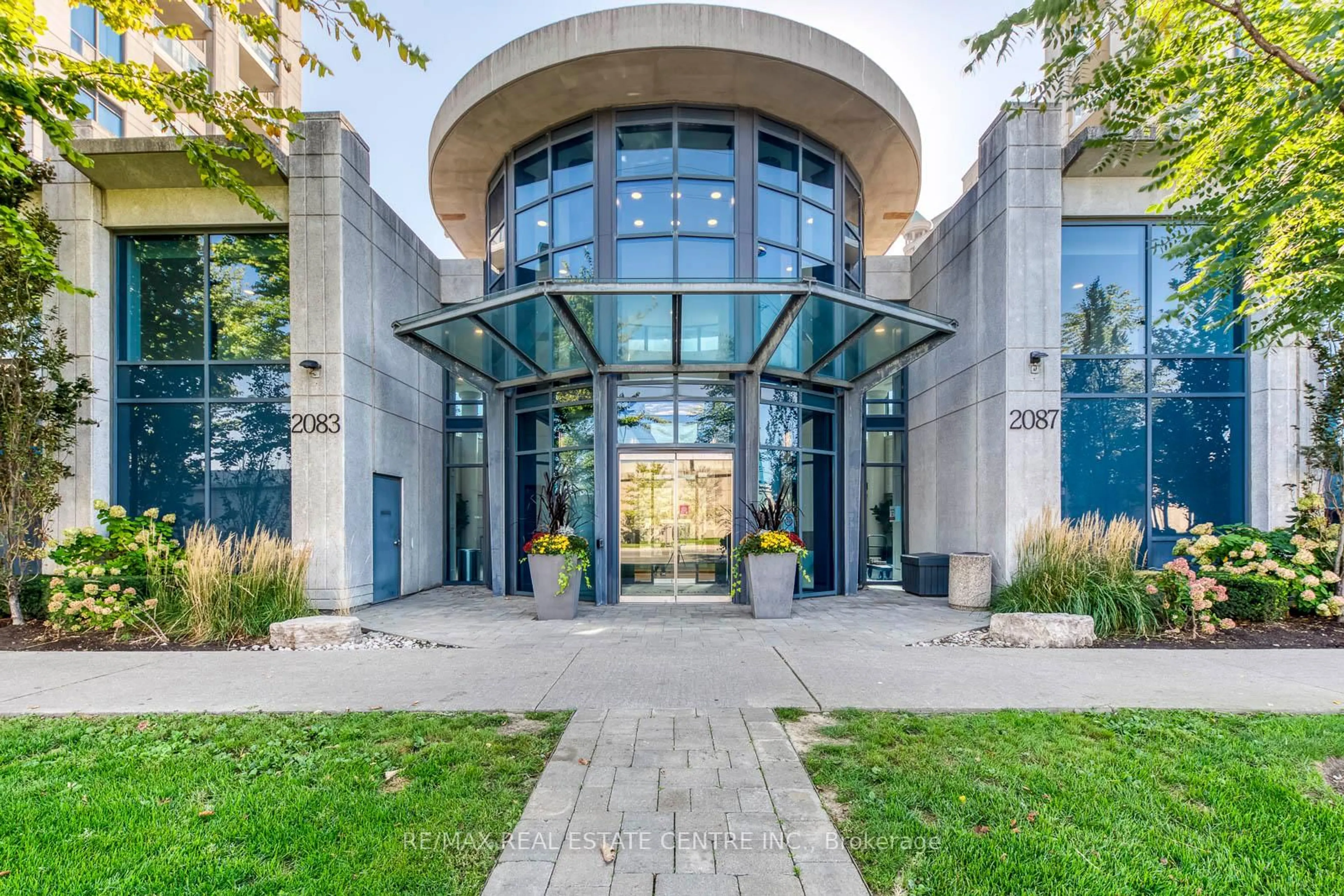 Indoor foyer for 2087 Lake Shore Blvd #401, Toronto Ontario M8V 4G3