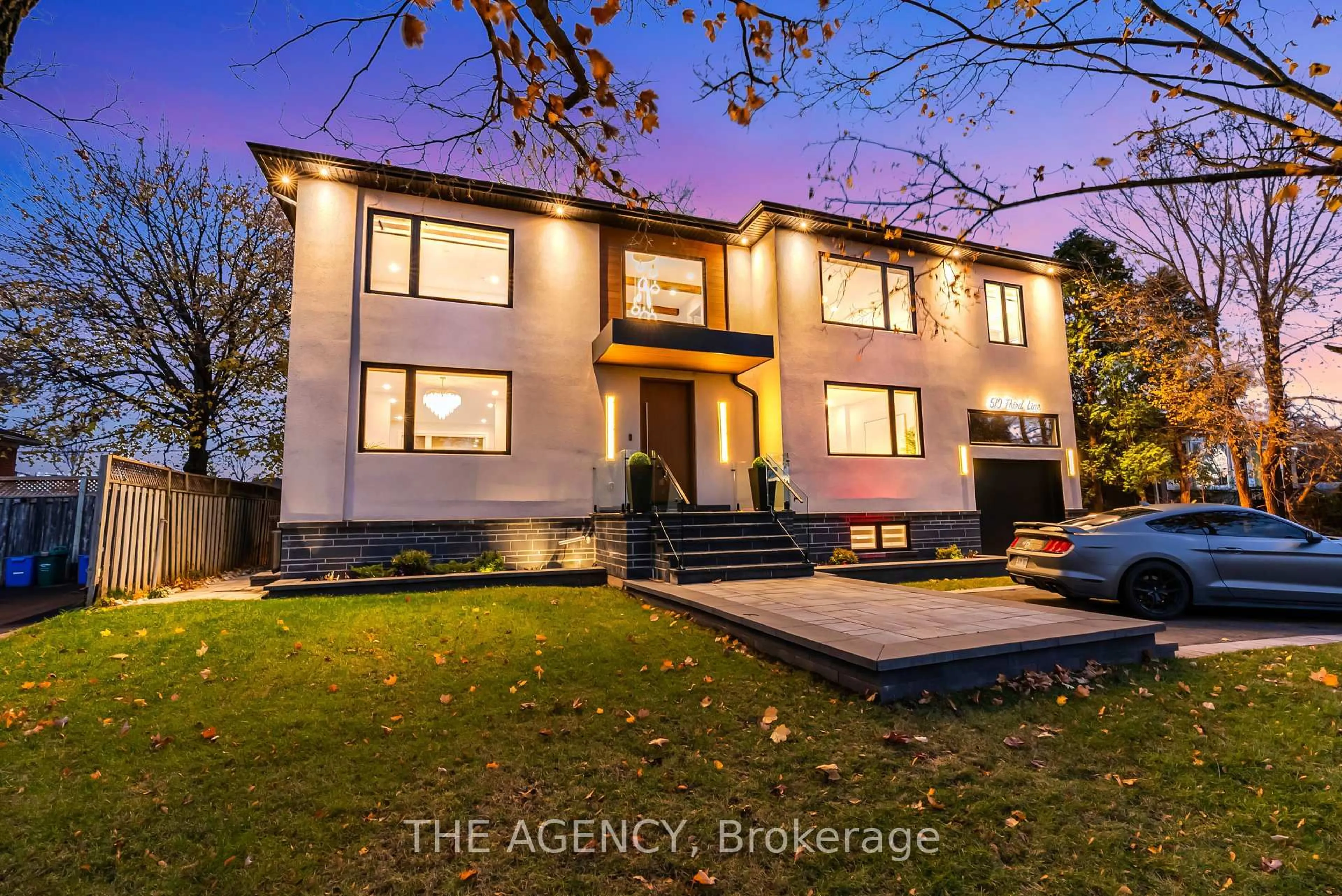 A pic from outside/outdoor area/front of a property/back of a property/a pic from drone, building for 519 Third Line, Oakville Ontario L6L 4A8