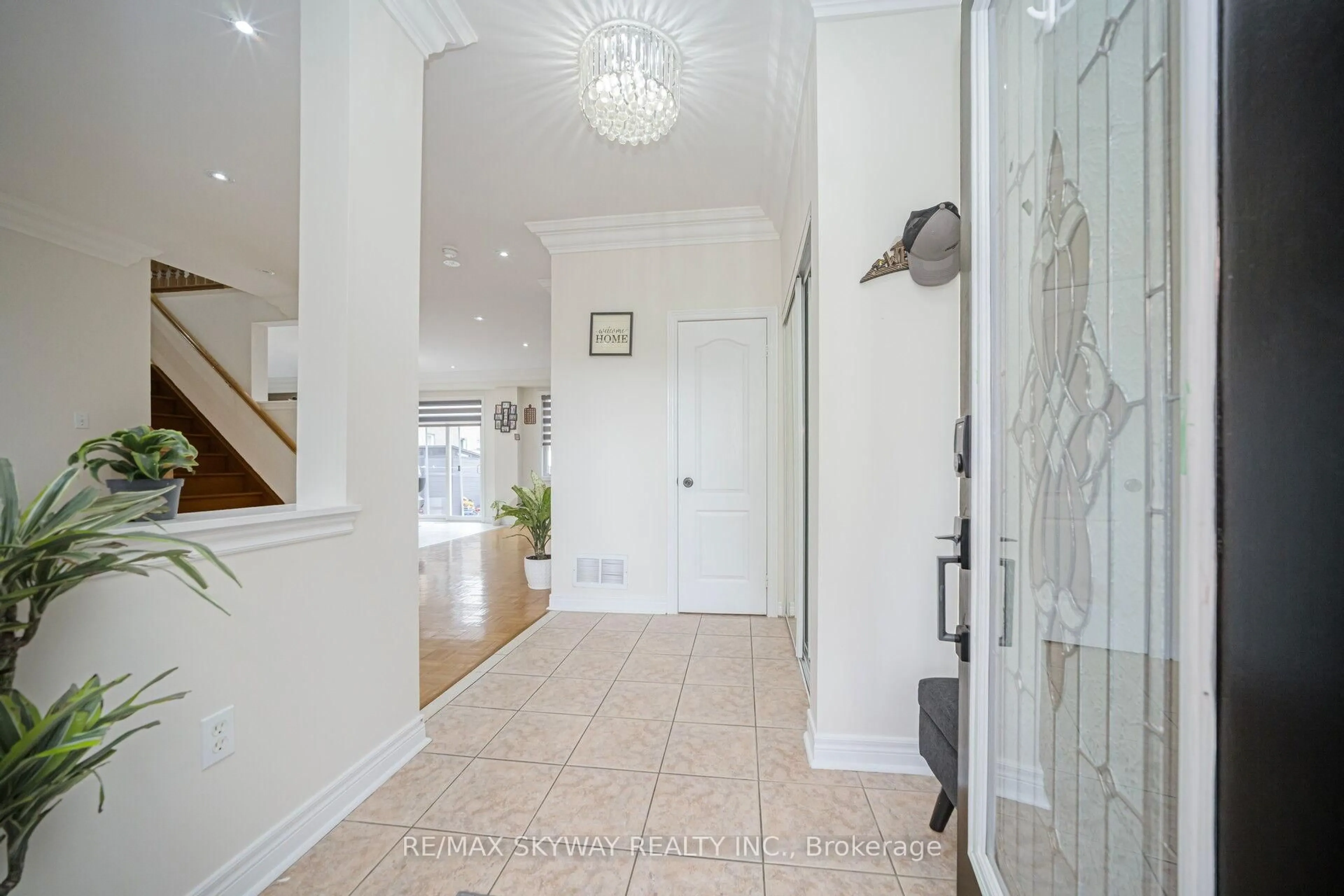 Indoor entryway for 15 Borneo Cres, Brampton Ontario L6R 3C6