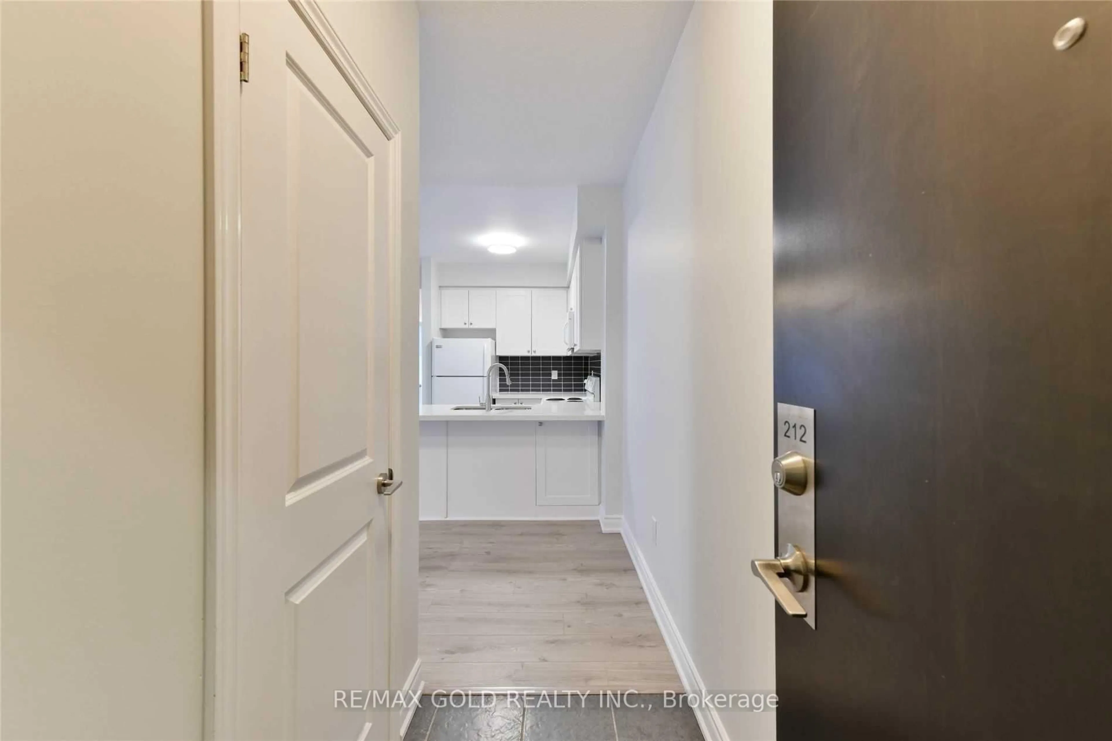 Indoor entryway for 263 Georgian Dr #212, Oakville Ontario L6H 0L2