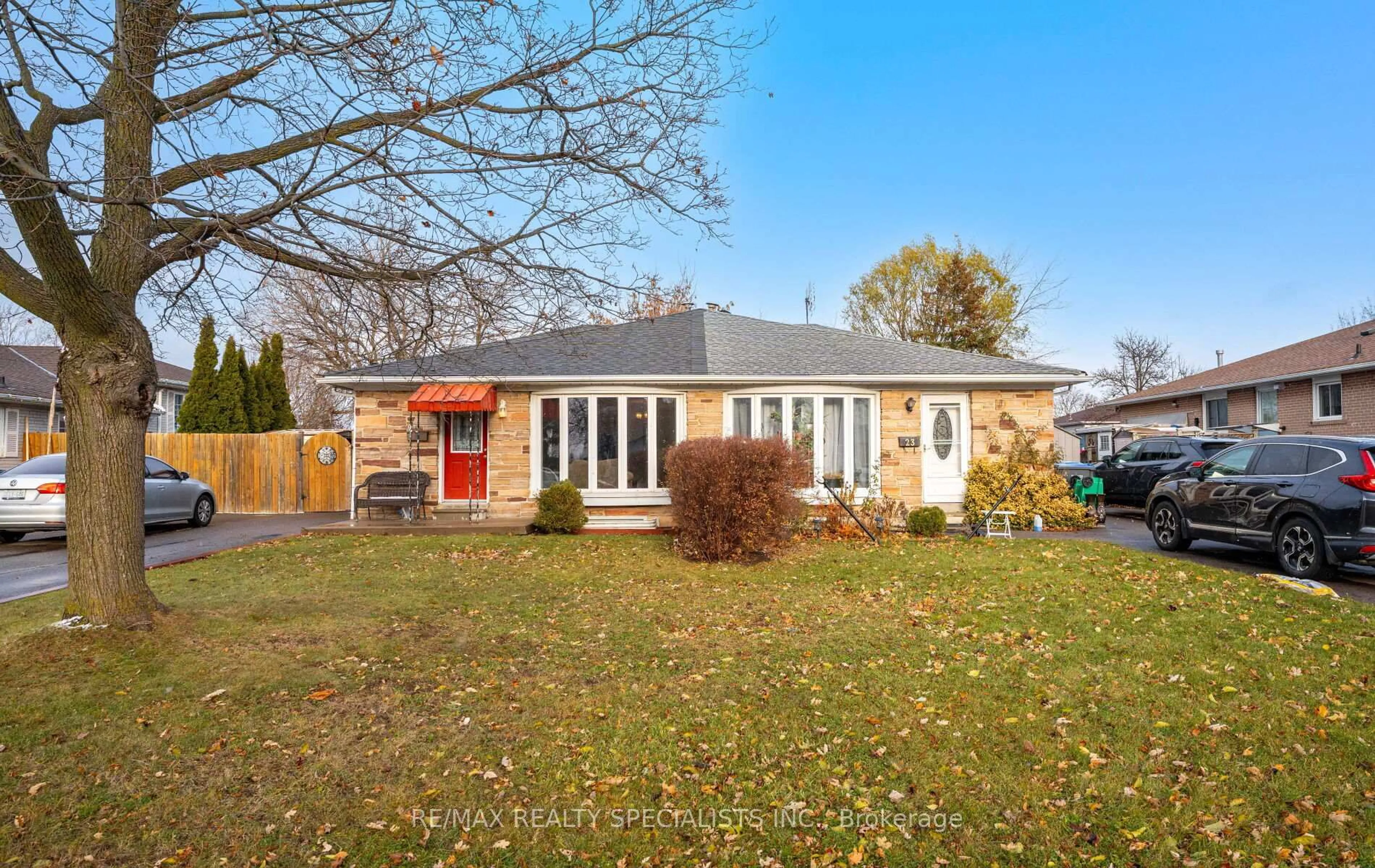 Home with vinyl exterior material, street for 25 Edenridge Dr, Brampton Ontario L6T 3A9