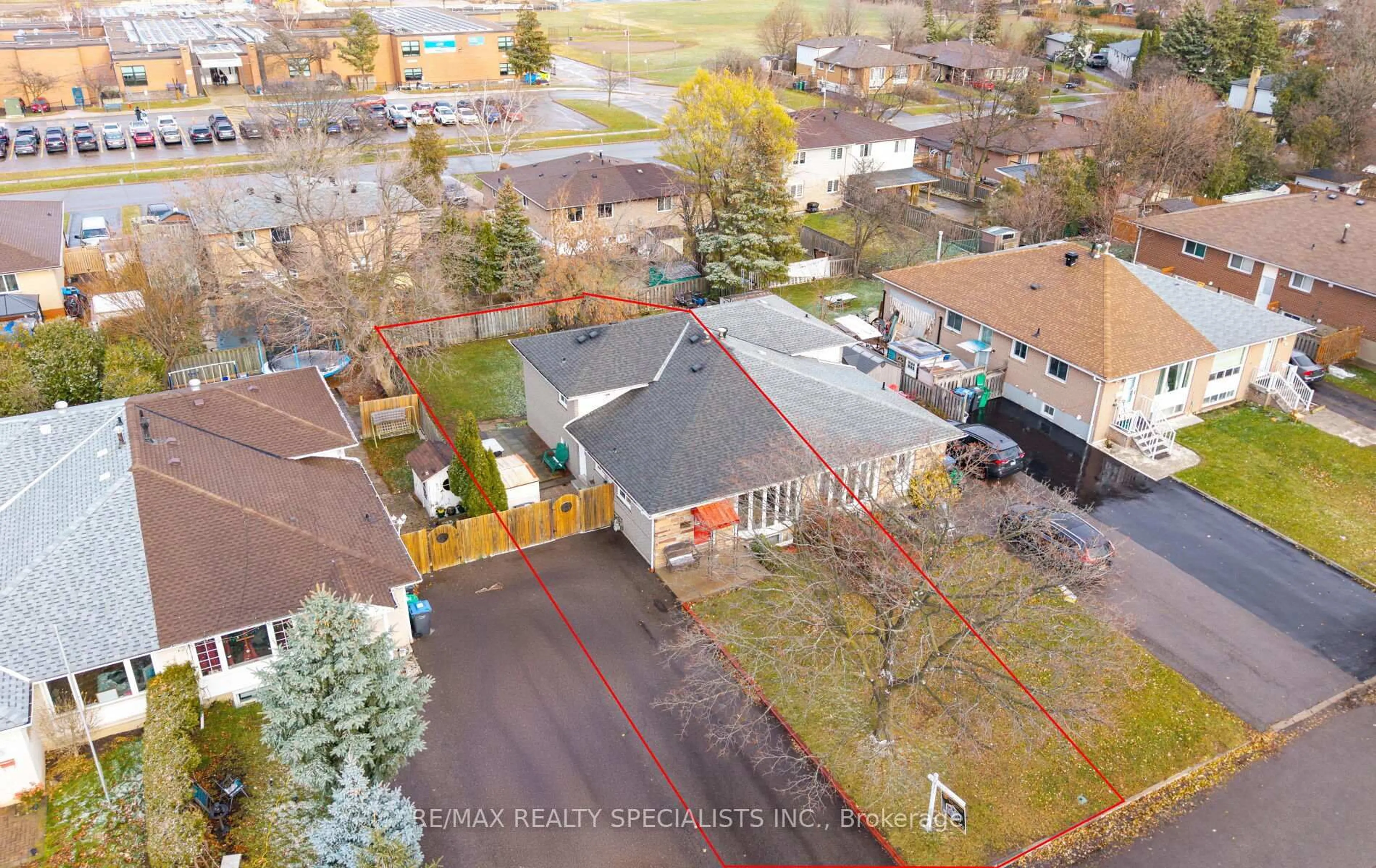 A pic from outside/outdoor area/front of a property/back of a property/a pic from drone, unknown for 25 Edenridge Dr, Brampton Ontario L6T 3A9