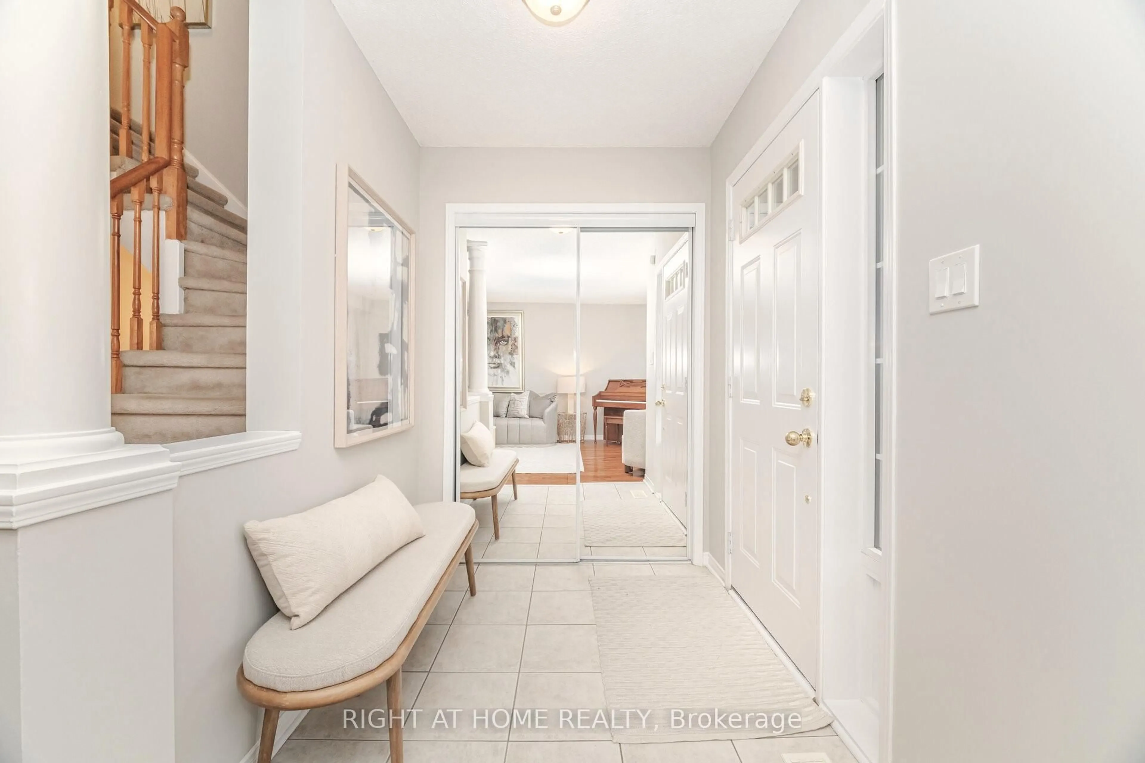 Indoor entryway for 1150 Davis Lane, Milton Ontario L9T 5R2