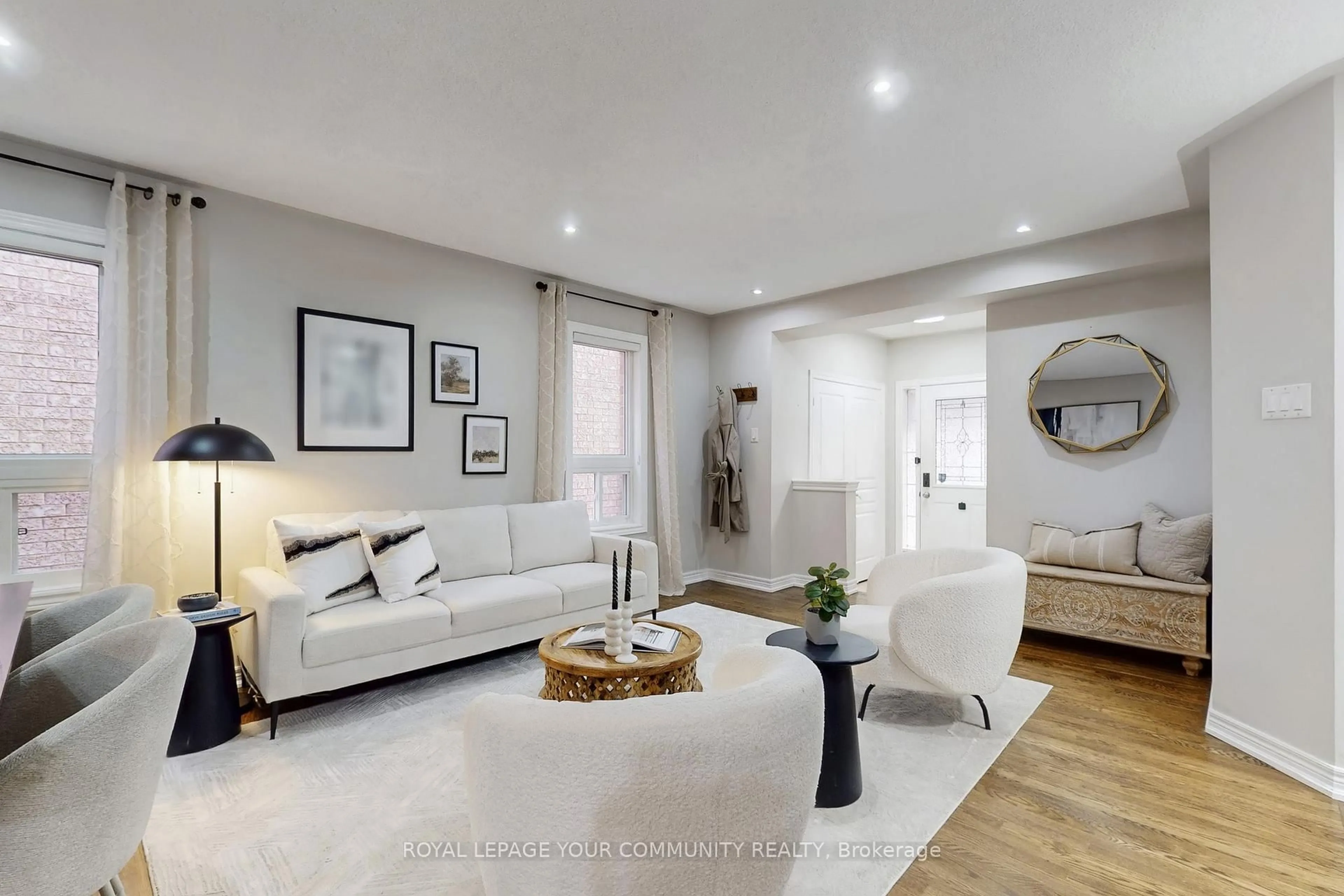 Living room with furniture, unknown for 5905 Algarve Dr, Mississauga Ontario L5M 6R7