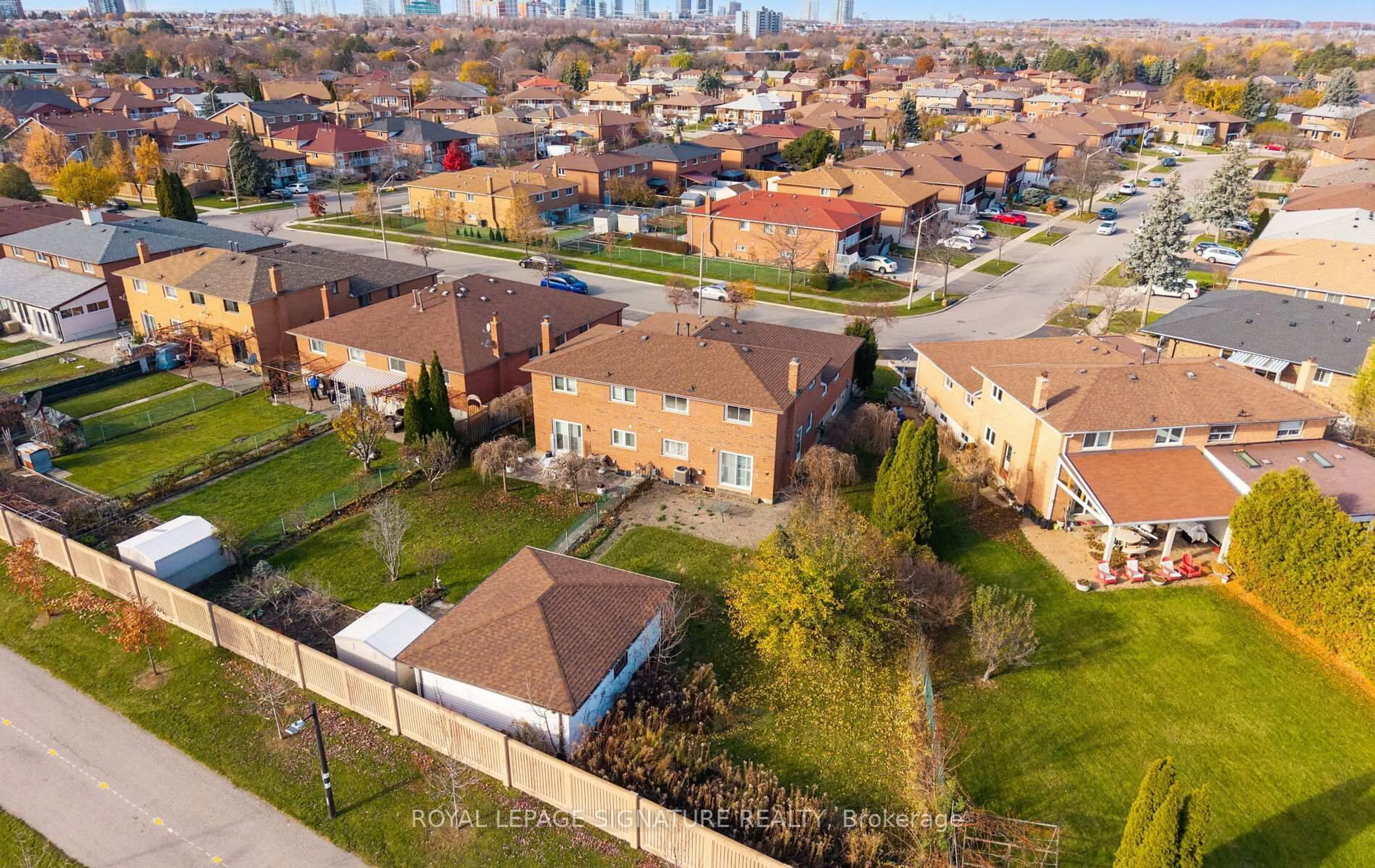 A pic from outside/outdoor area/front of a property/back of a property/a pic from drone, street for 3912 Midhurst Lane, Mississauga Ontario L4Z 1C7