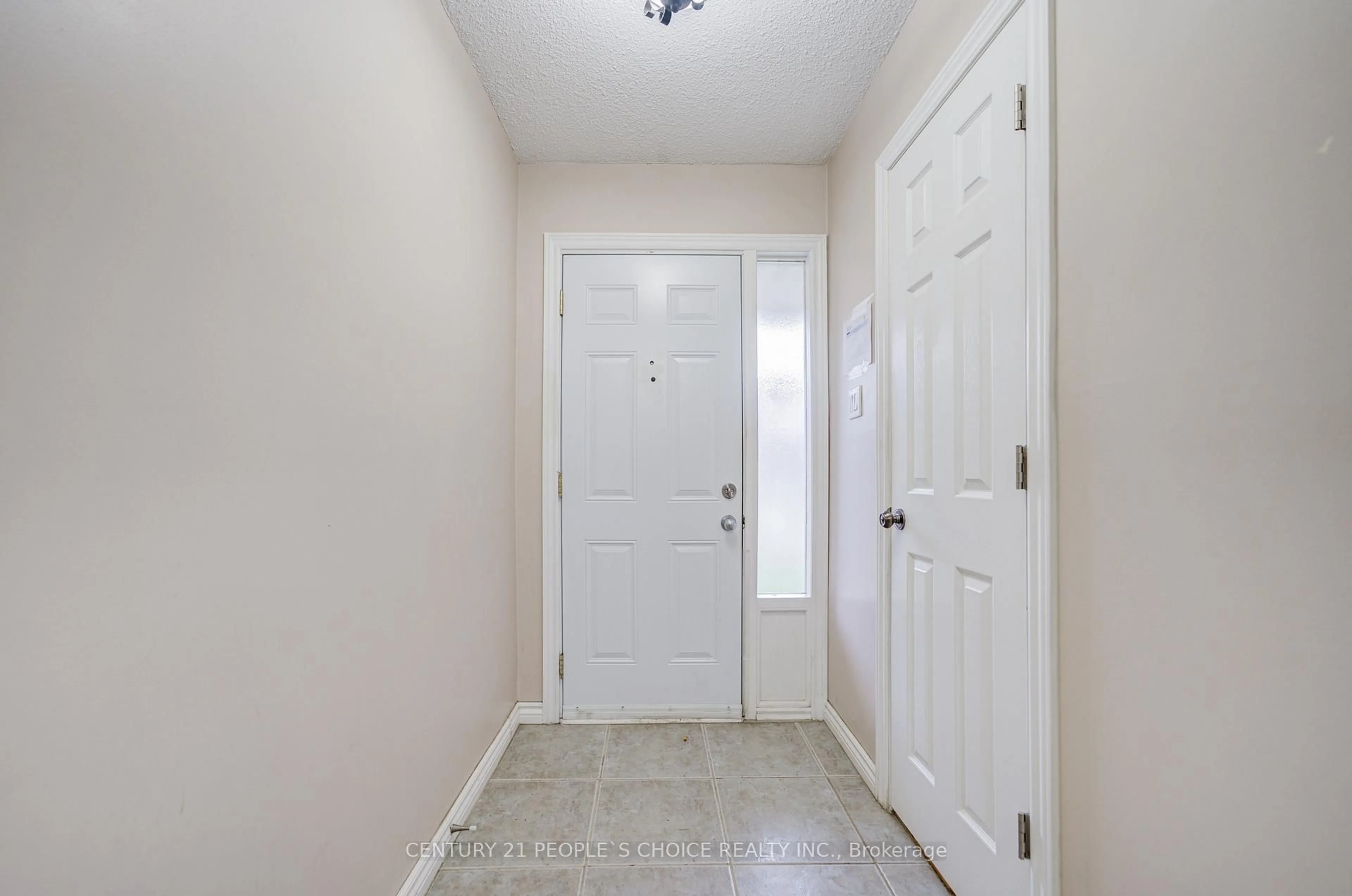 Indoor entryway for 3025 Cedarglen Gate #48, Mississauga Ontario L5C 2V7