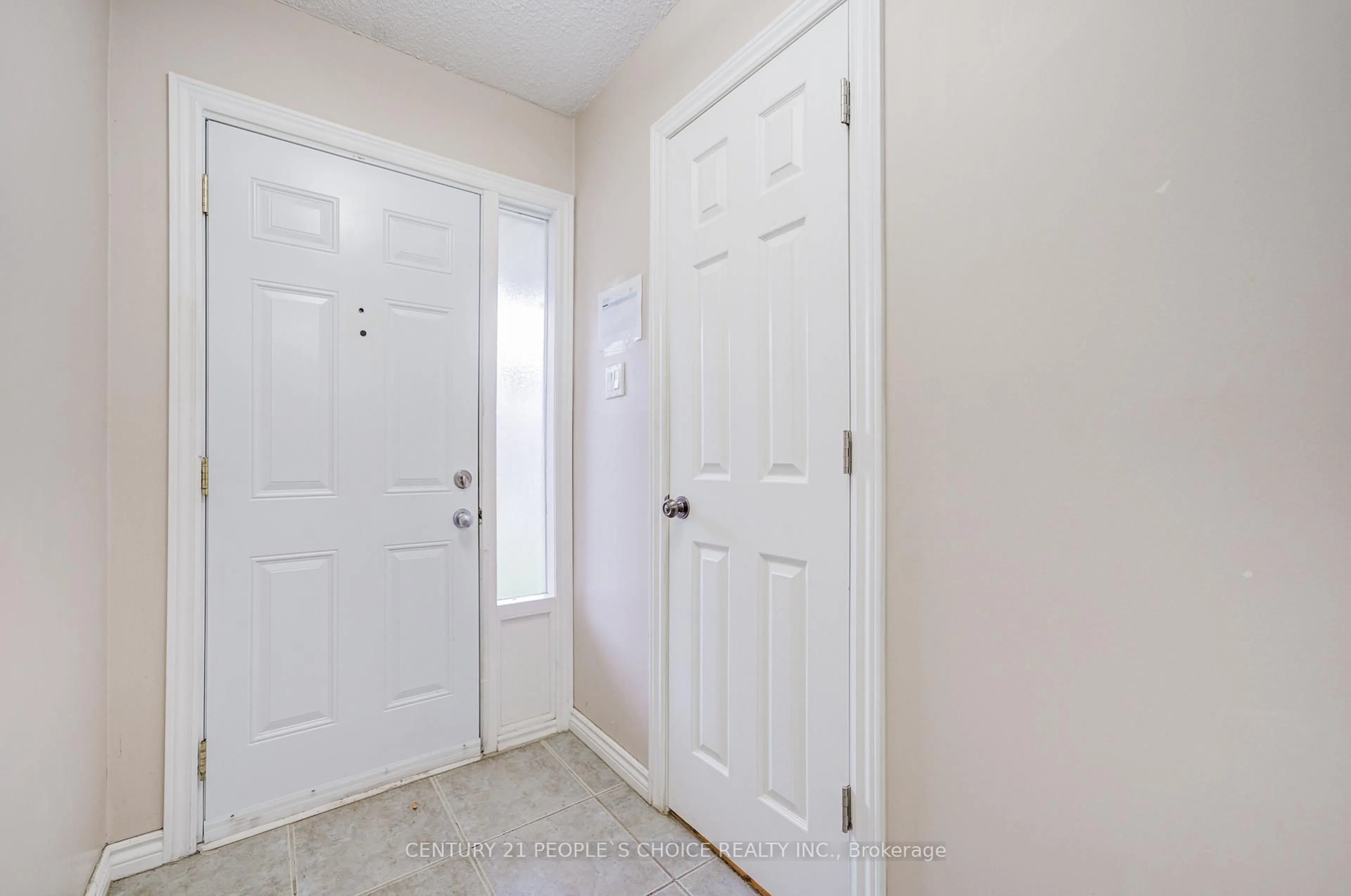 Indoor entryway for 3025 Cedarglen Gate #48, Mississauga Ontario L5C 2V7