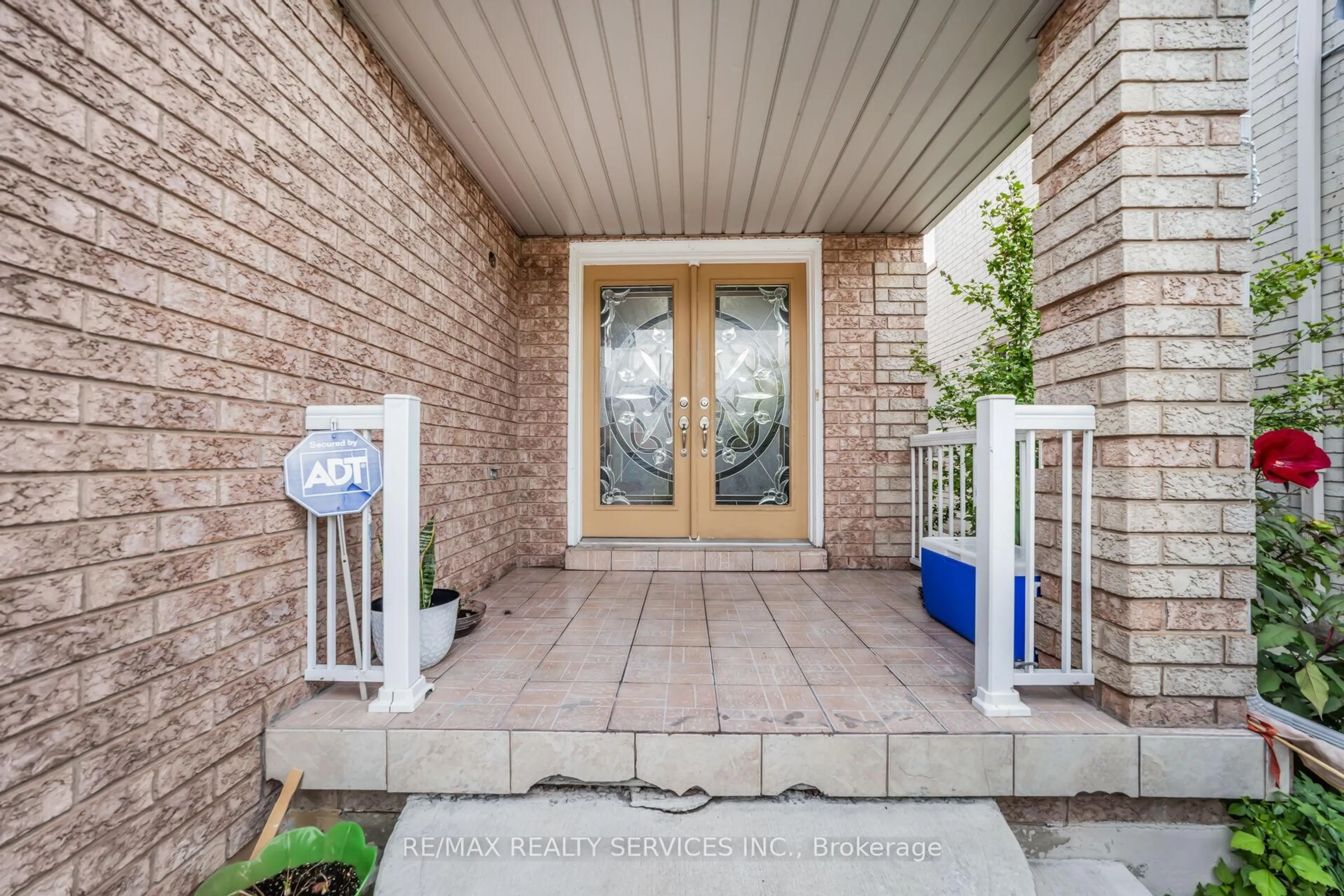 Indoor entryway for 12 Roadmaster Lane, Brampton Ontario L7A 3A9