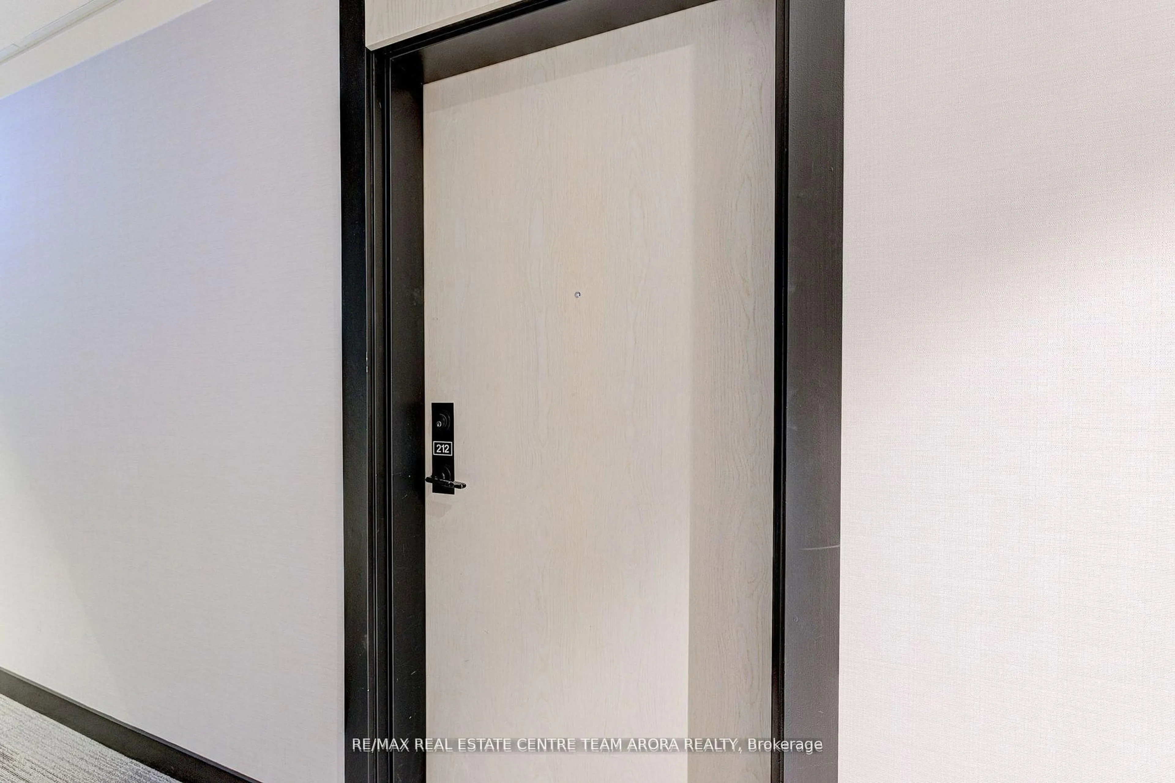 Indoor foyer for 168 Sabina Dr #212, Oakville Ontario L6H 0W5