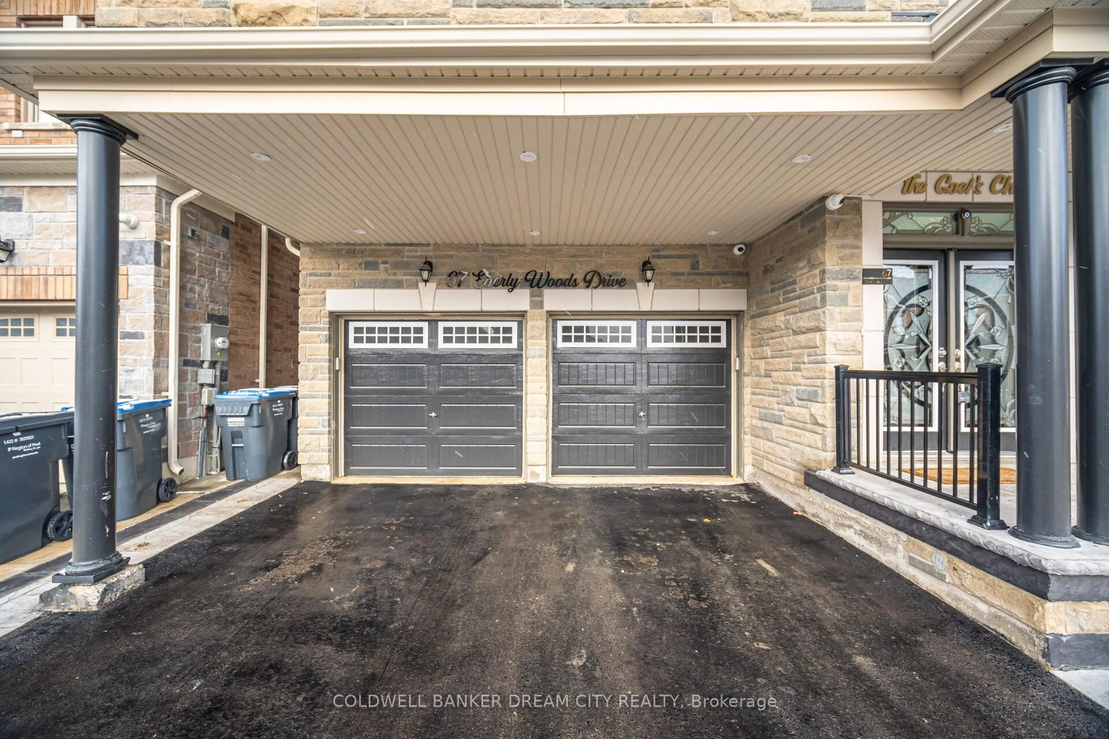 Indoor garage for 67 Eberly Woods Dr, Caledon Ontario L7C 4J3