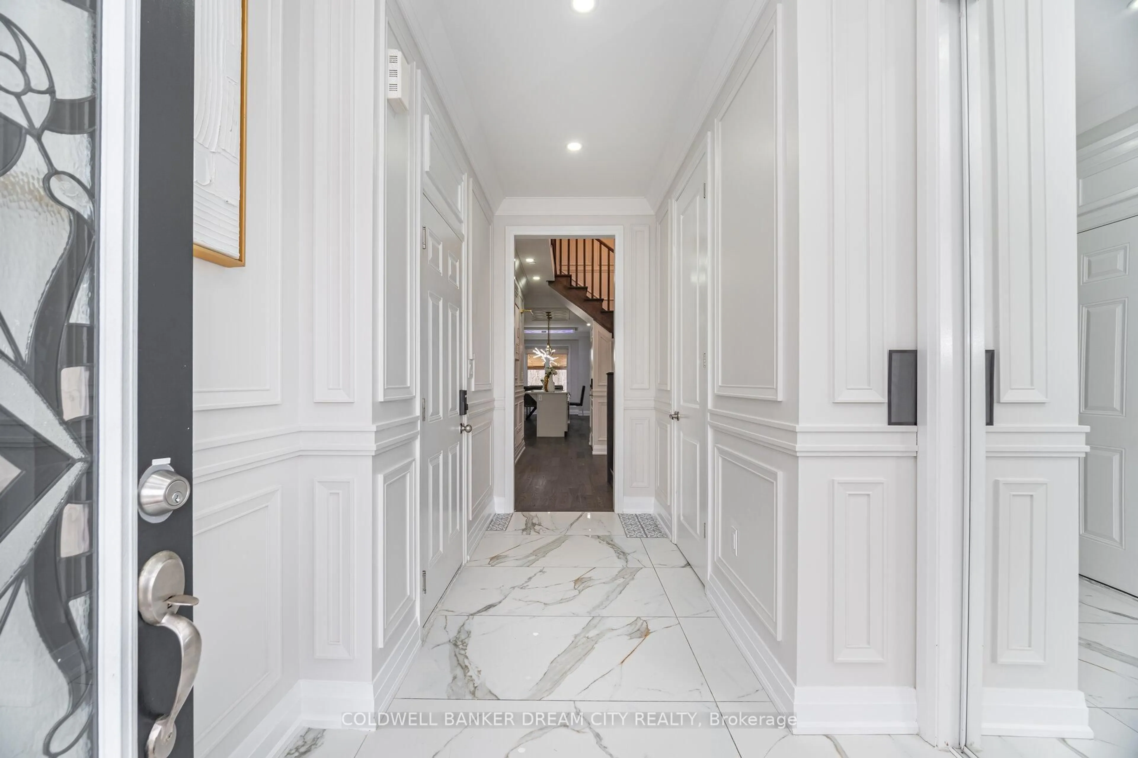 Indoor foyer for 67 Eberly Woods Dr, Caledon Ontario L7C 4J3