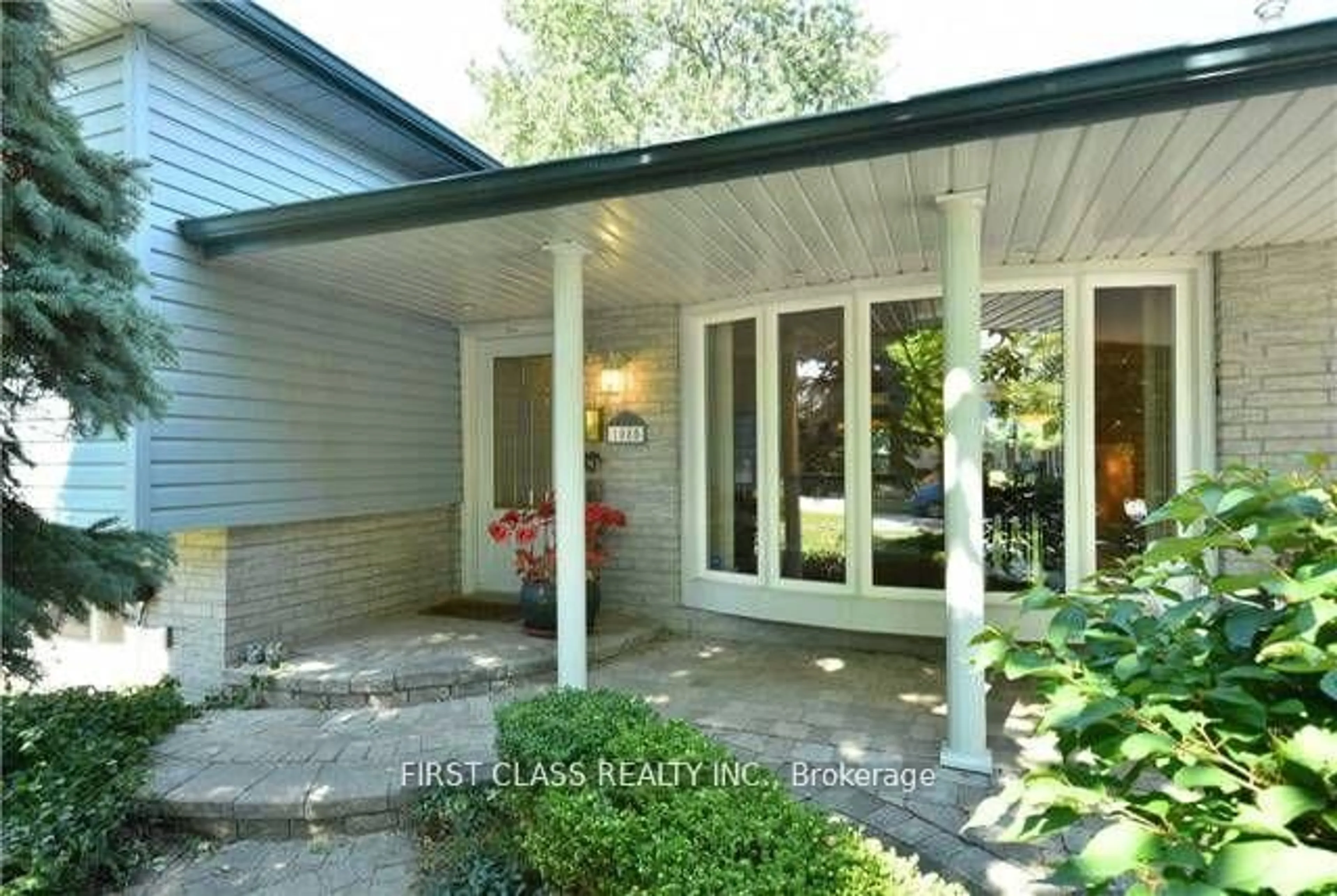 Indoor entryway for 1085 Pearson Dr, Oakville Ontario L6H 2A9