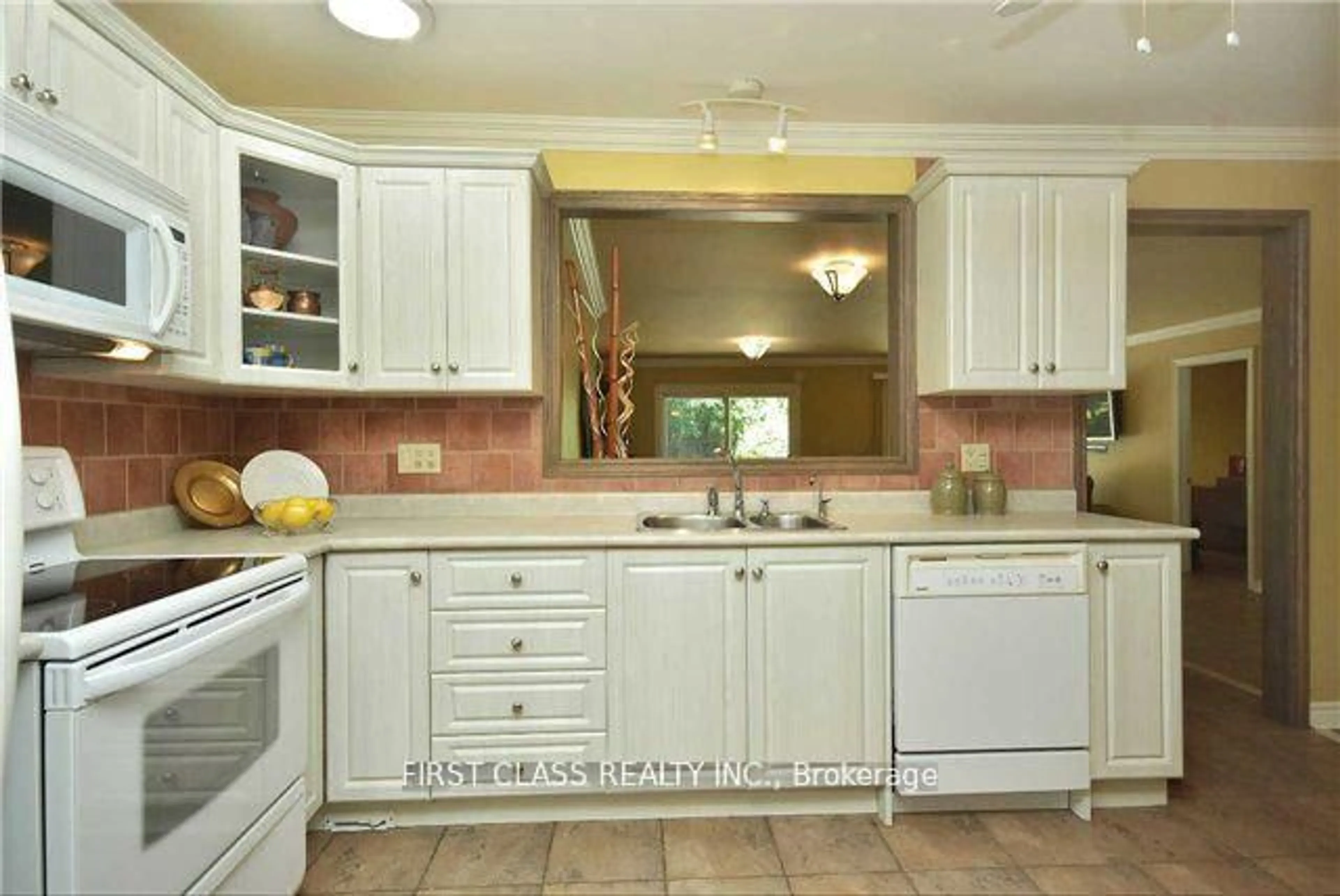 Standard kitchen, ceramic/tile floor for 1085 Pearson Dr, Oakville Ontario L6H 2A9