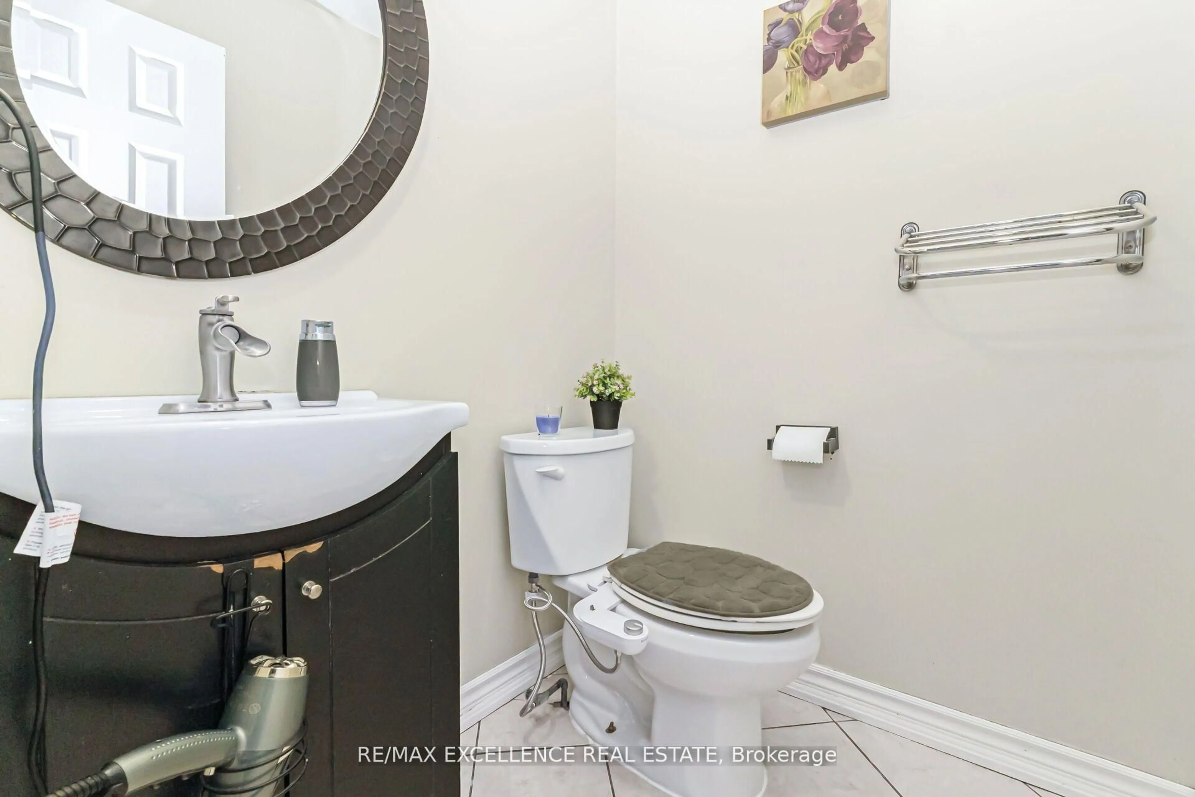 Standard bathroom, ceramic/tile floor for 29 Faywood Dr, Brampton Ontario L6Y 4K3