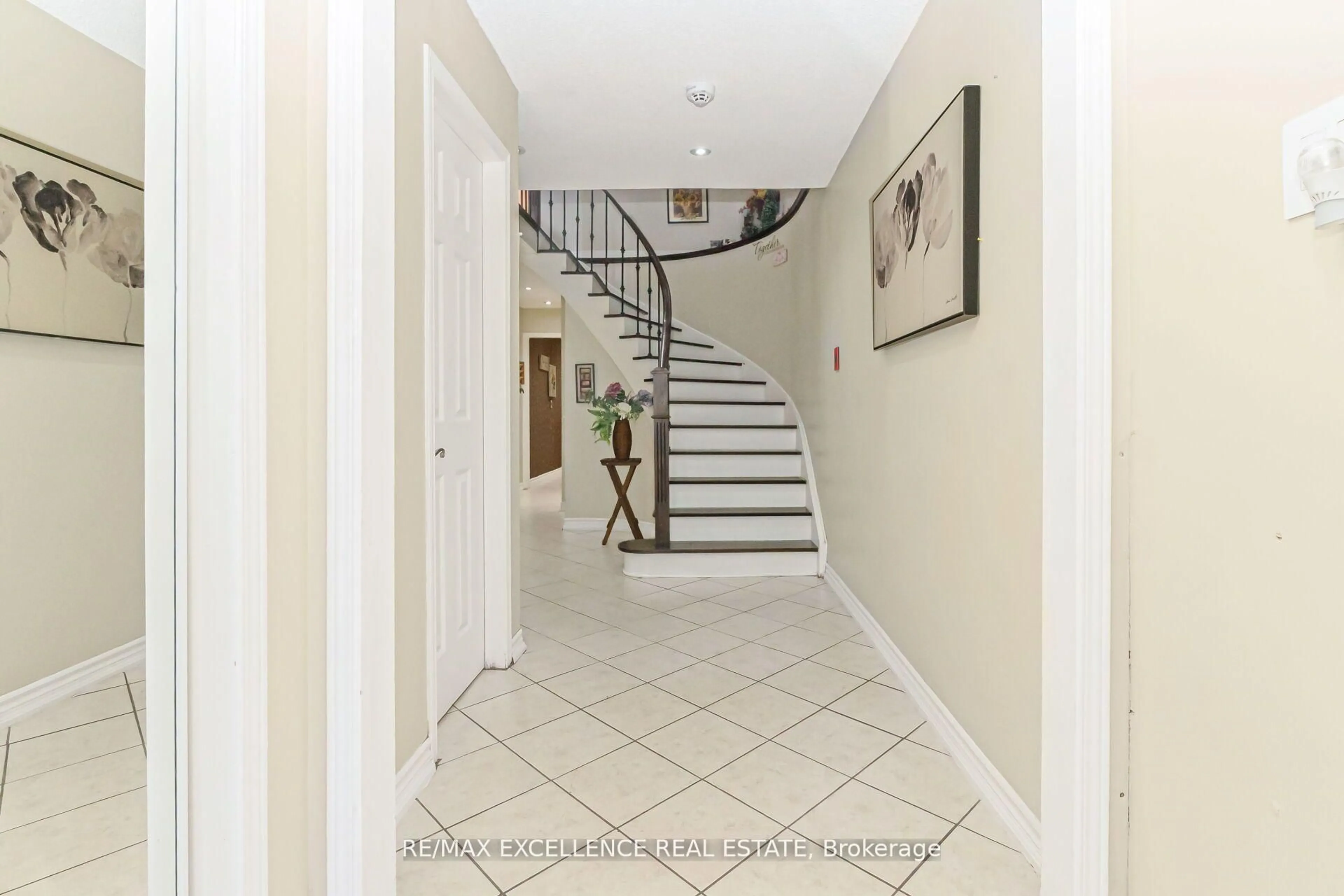 Indoor foyer for 29 Faywood Dr, Brampton Ontario L6Y 4K3
